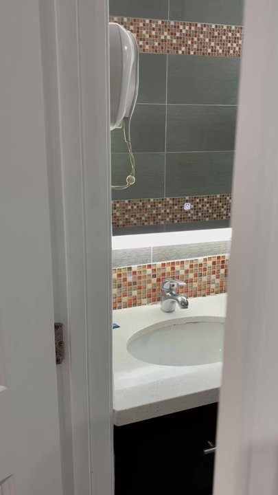 Avenue Motel - Bathroom - Hotels Near Me - Gardena, California