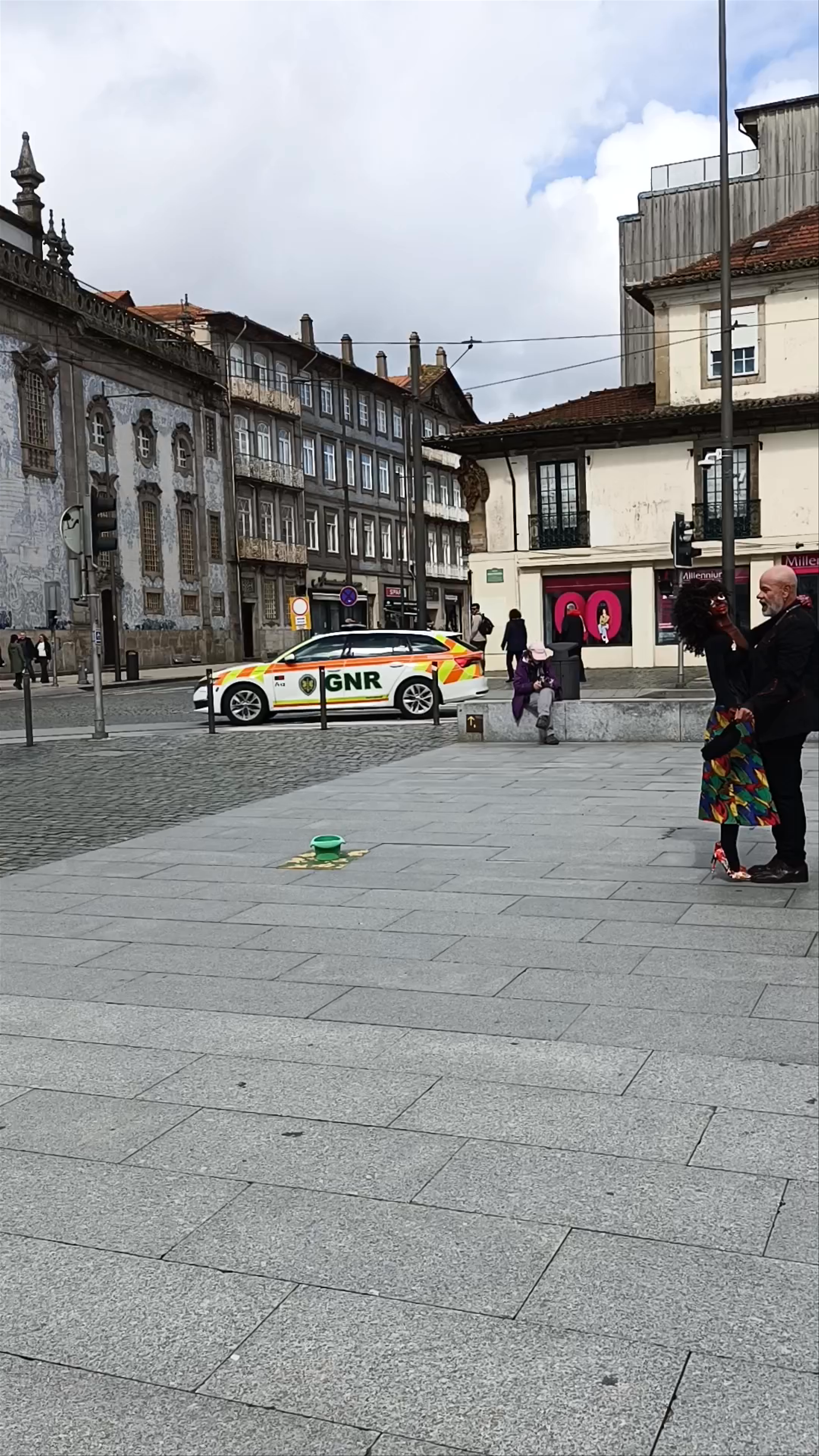 Fonte dos Leões: Vibrant Urban Life in Porto's Praça de Gomes Teixeira