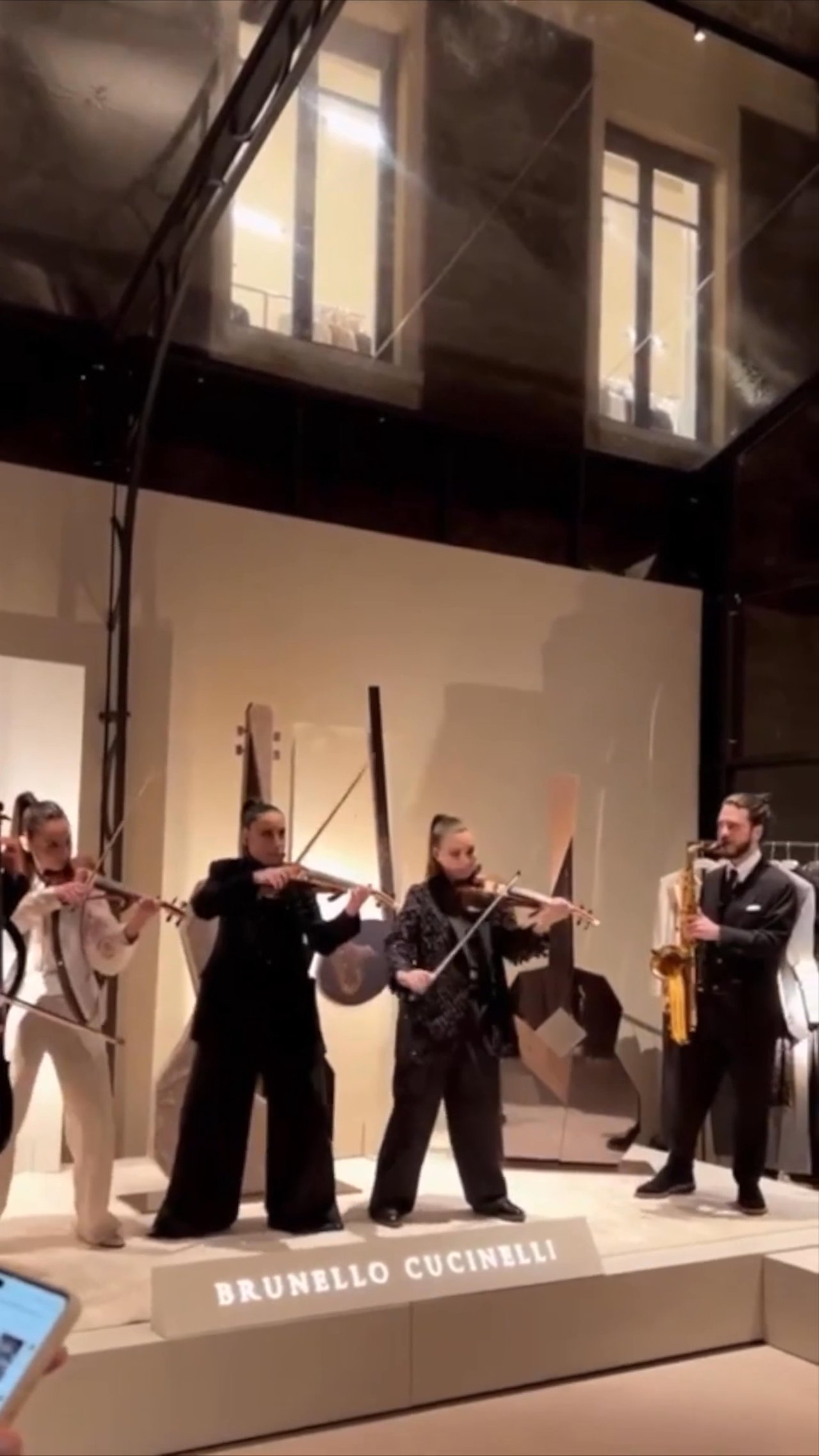 Italian Sax & DJ @ Milan Fashion Week 2026 - video 3