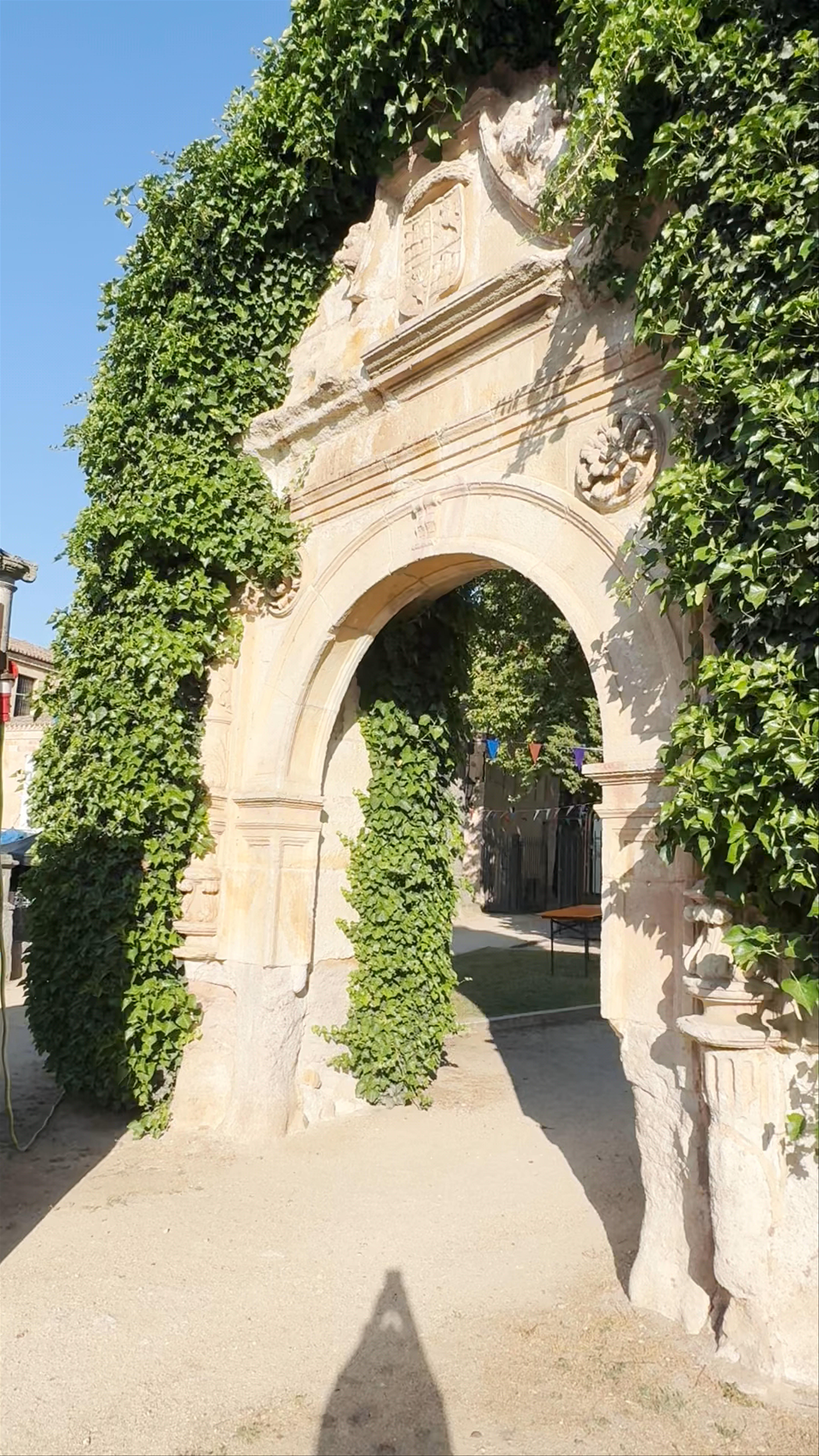 Arco y columnas del antiguo convento de San Jerónimo