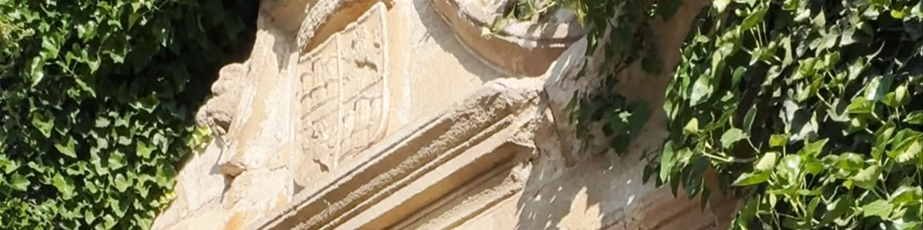 Arco y columnas del antiguo convento de San Jerónimo
