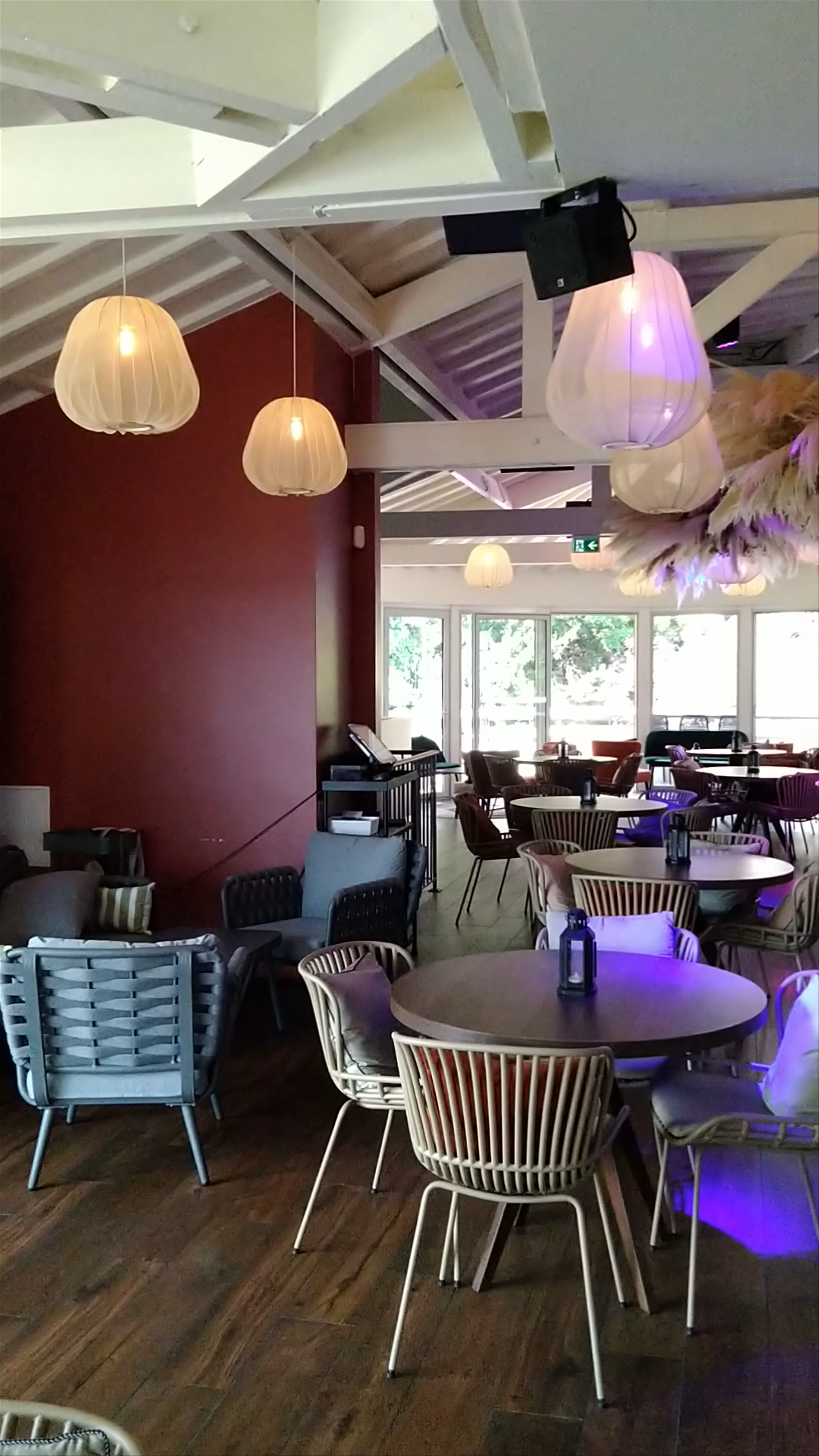 Cœur Sacré: Chic Café Ambiance in Paris
