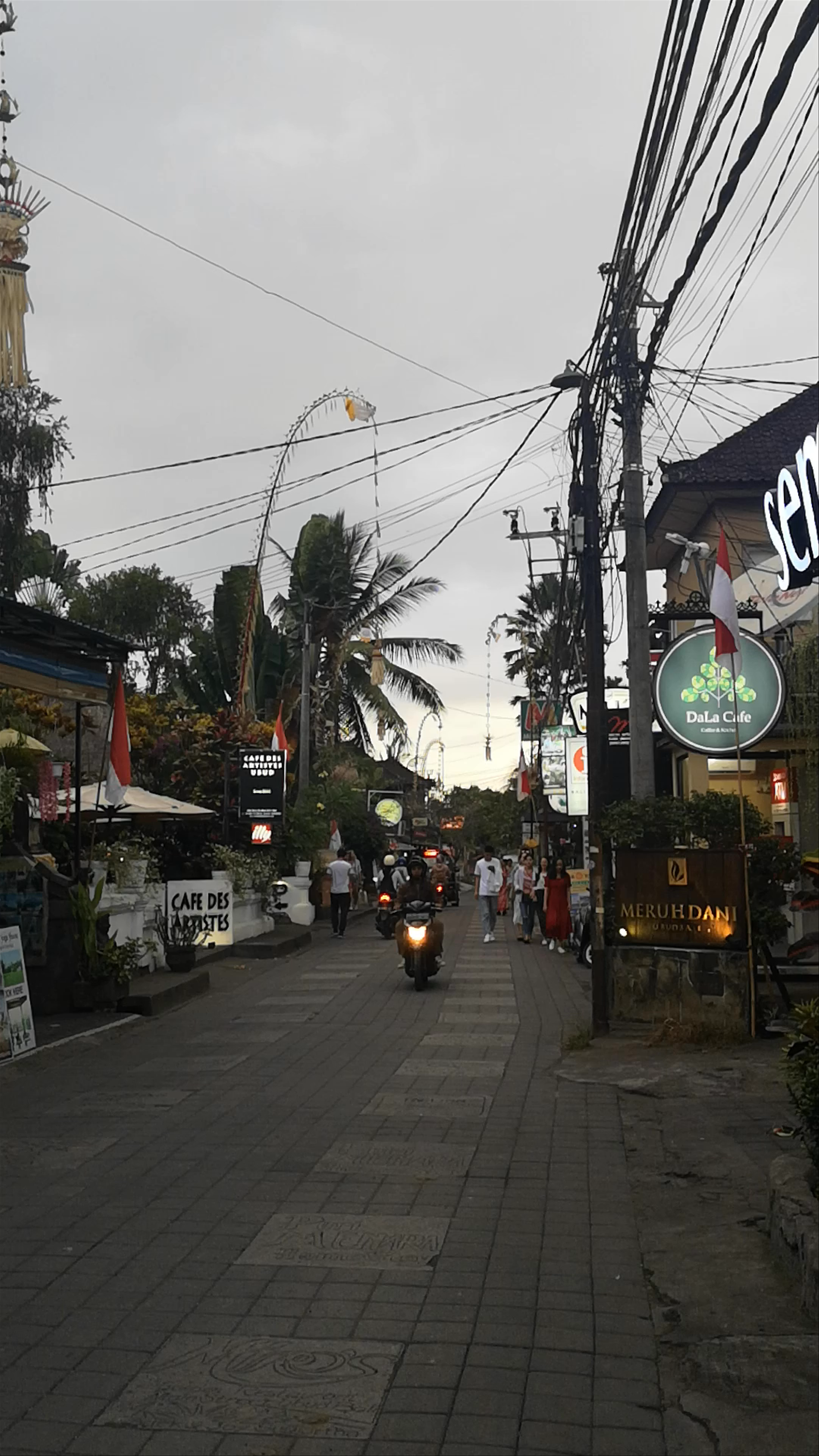 Evening Stroll Through Ubud’s Vibrant Streets