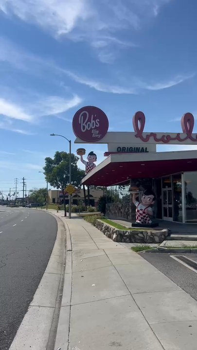 Bob's Big Boy Broiler - Video of Rotating Big Boy - American Near Me - Downey, California