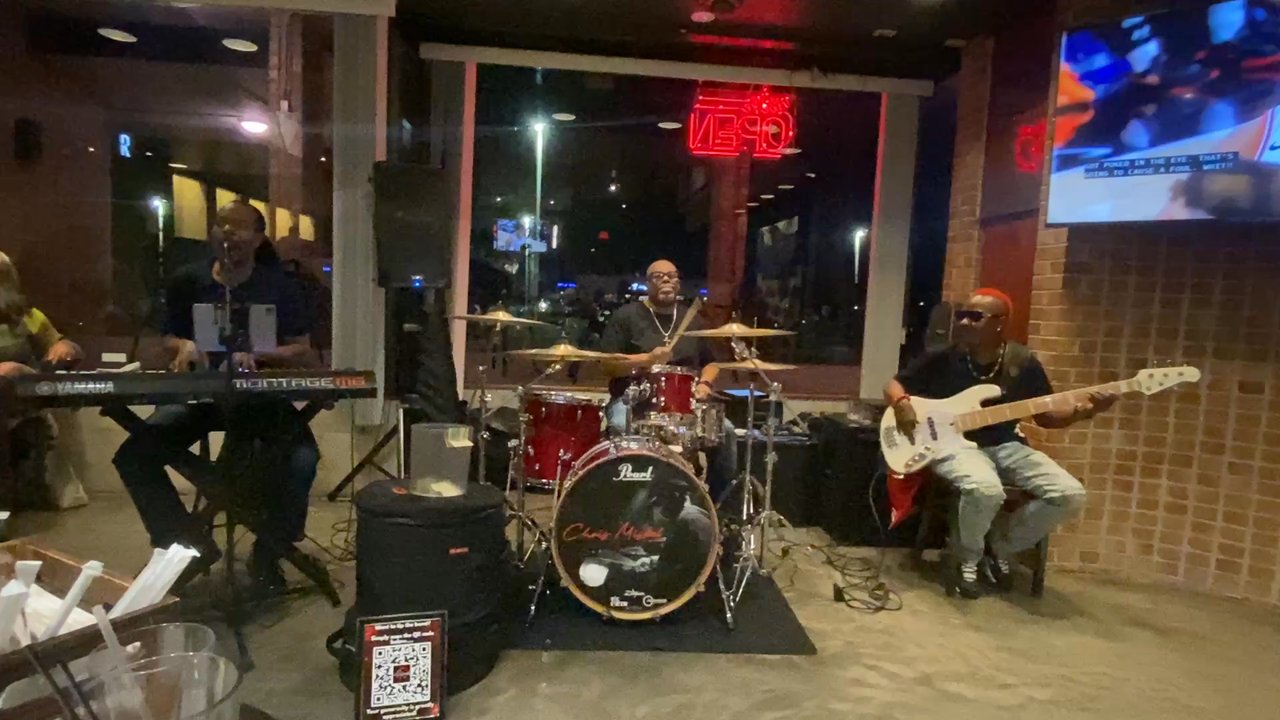 PoppinCorks Bistro - Live music on a Saturday Night - Desserts Near Me - Flossmoor, Illinois