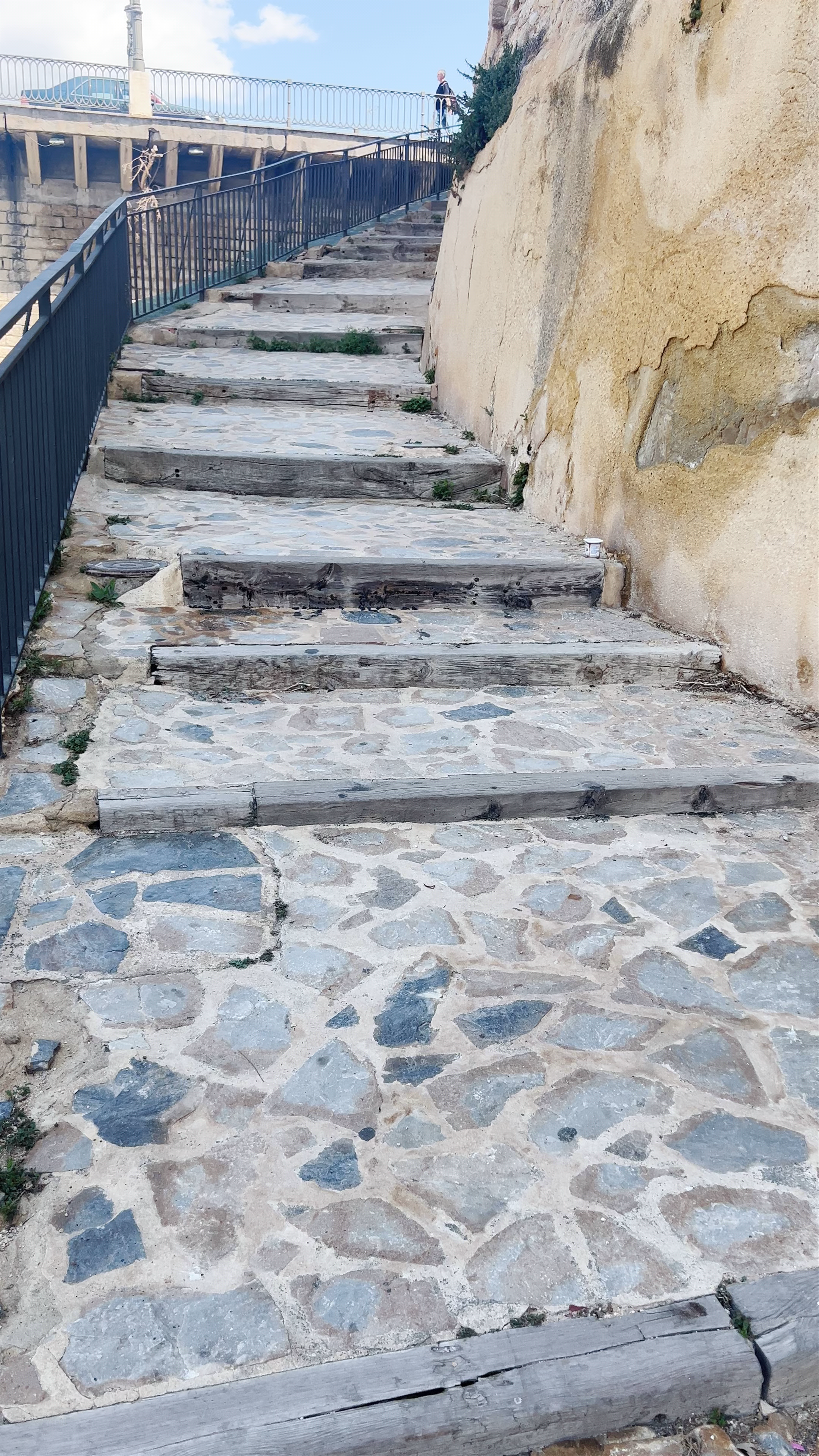 Puente Rio Amadorio: Historic Bridge and River Walk in Villajoyosa, Spain