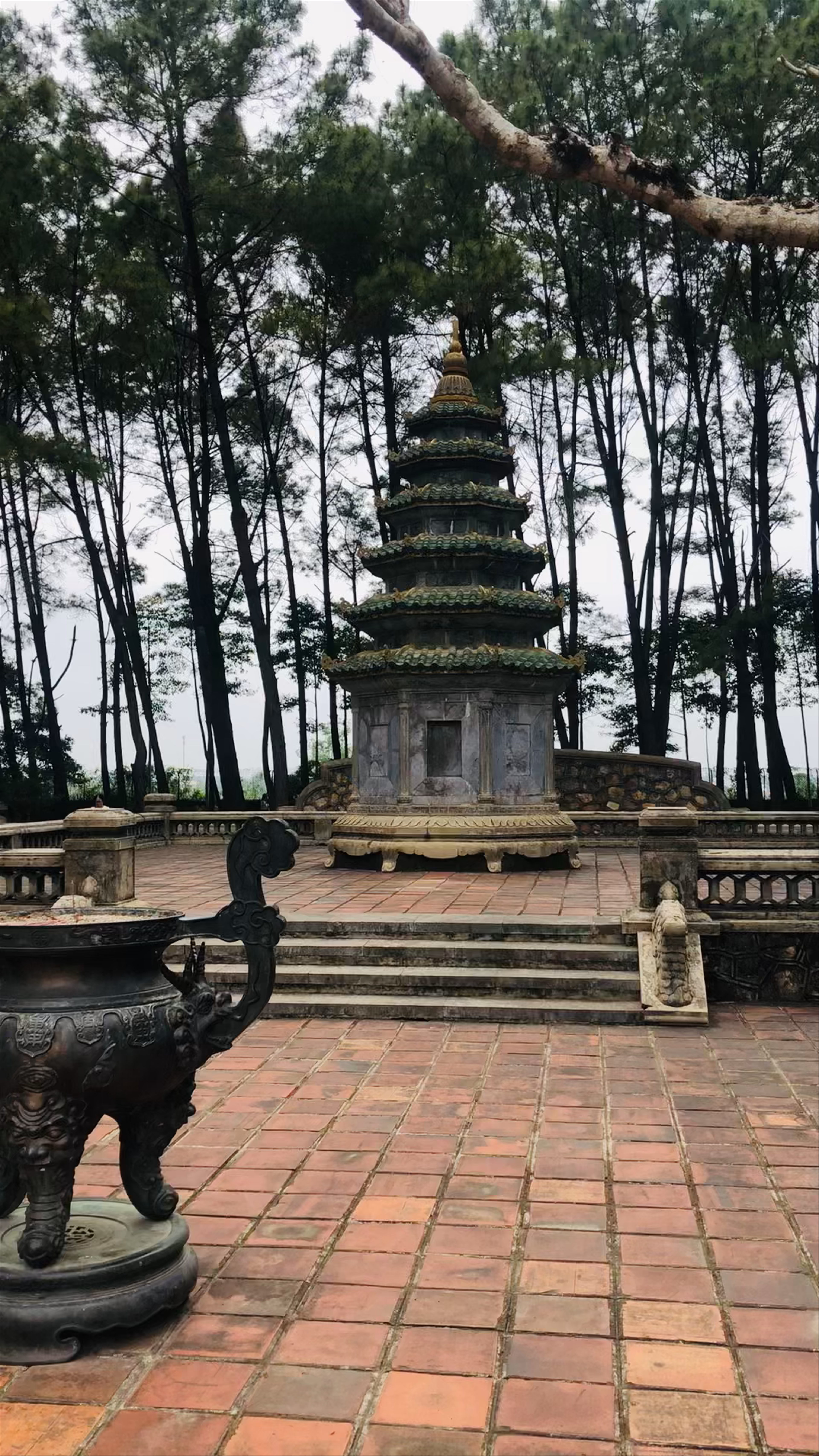 Thien Mu Pagoda: Serene Spiritual Retreat in Hue, Vietnam