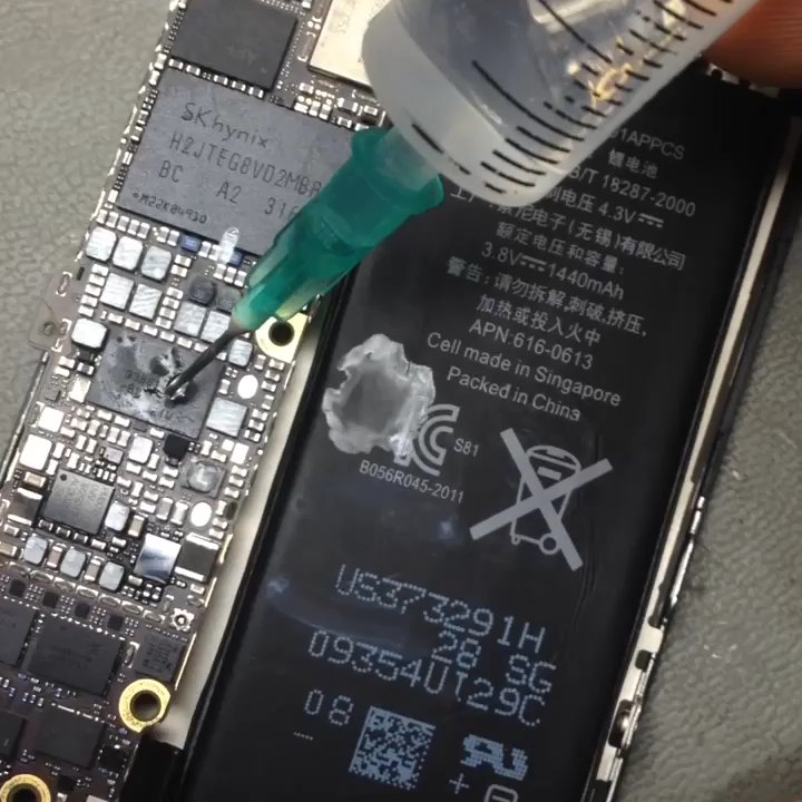 iPhone Servis - Yan sanayi şarj aleti kullanimi sonucunda kisa devre yapip aşiri isinan "PMIC" (Güç yönetim entegresi ) - Mobile Phone Repair Near Me - Ankara, 06