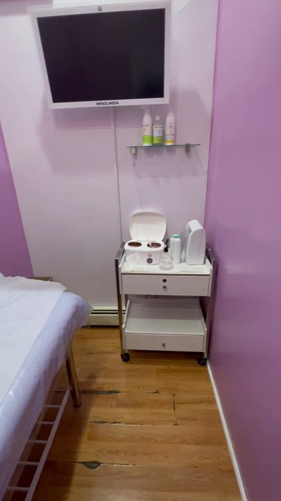 Blooming Brows - Inside of the wax rooms are nice and clean you can smell that they just cleaned the room - Threading Services Near Me - Brooklyn, New York