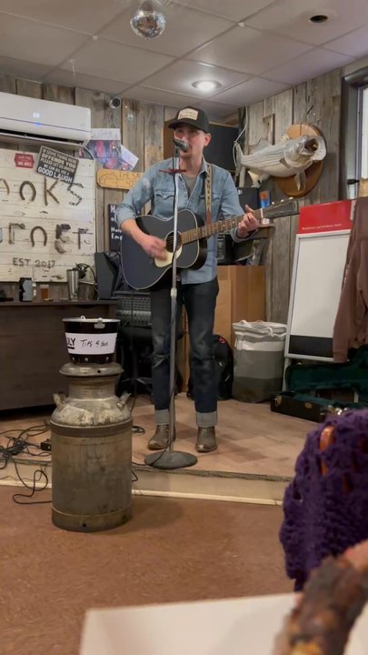 Hanks Corner Grille - Good voice and nice singing. - Sports Bars Near Me - Tracy City, Tennessee