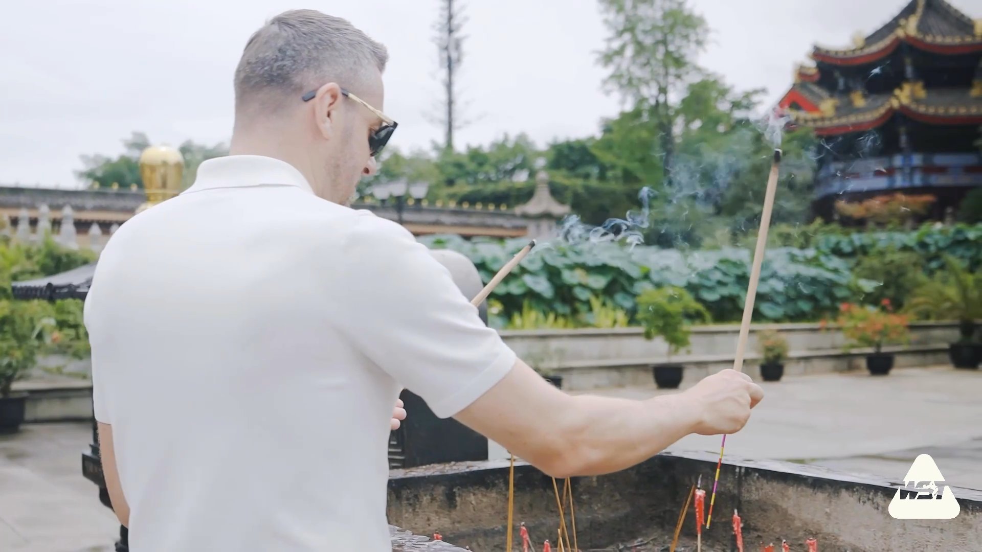 Mark Selby Visits Emei Mountain And Tries Sichuan Cuisine