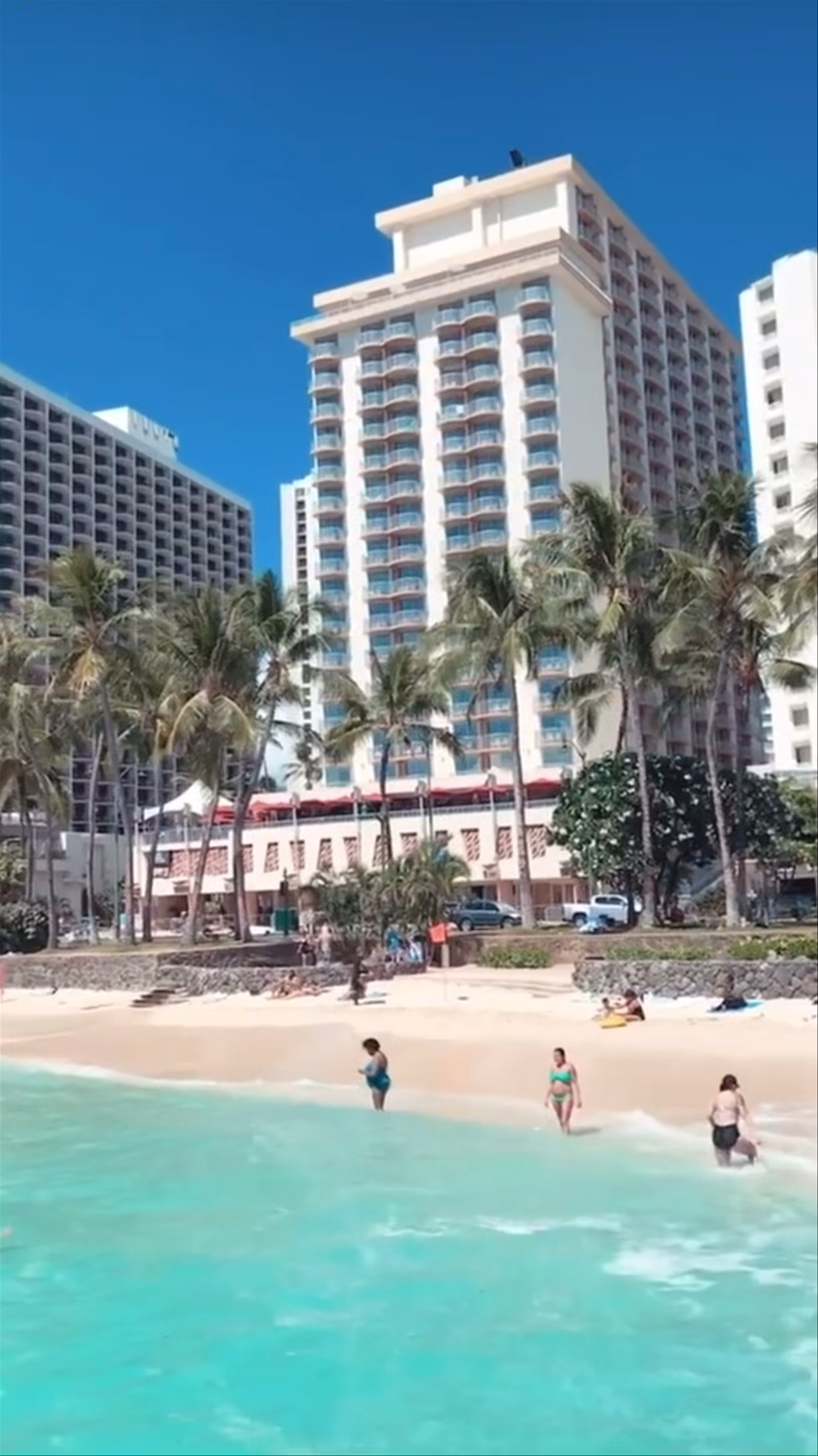 Waikīkī Beach: Sun, Surf, and Urban Paradise in Honolulu