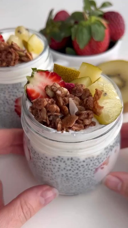 Strawberry and Kiwi Overnight Oats