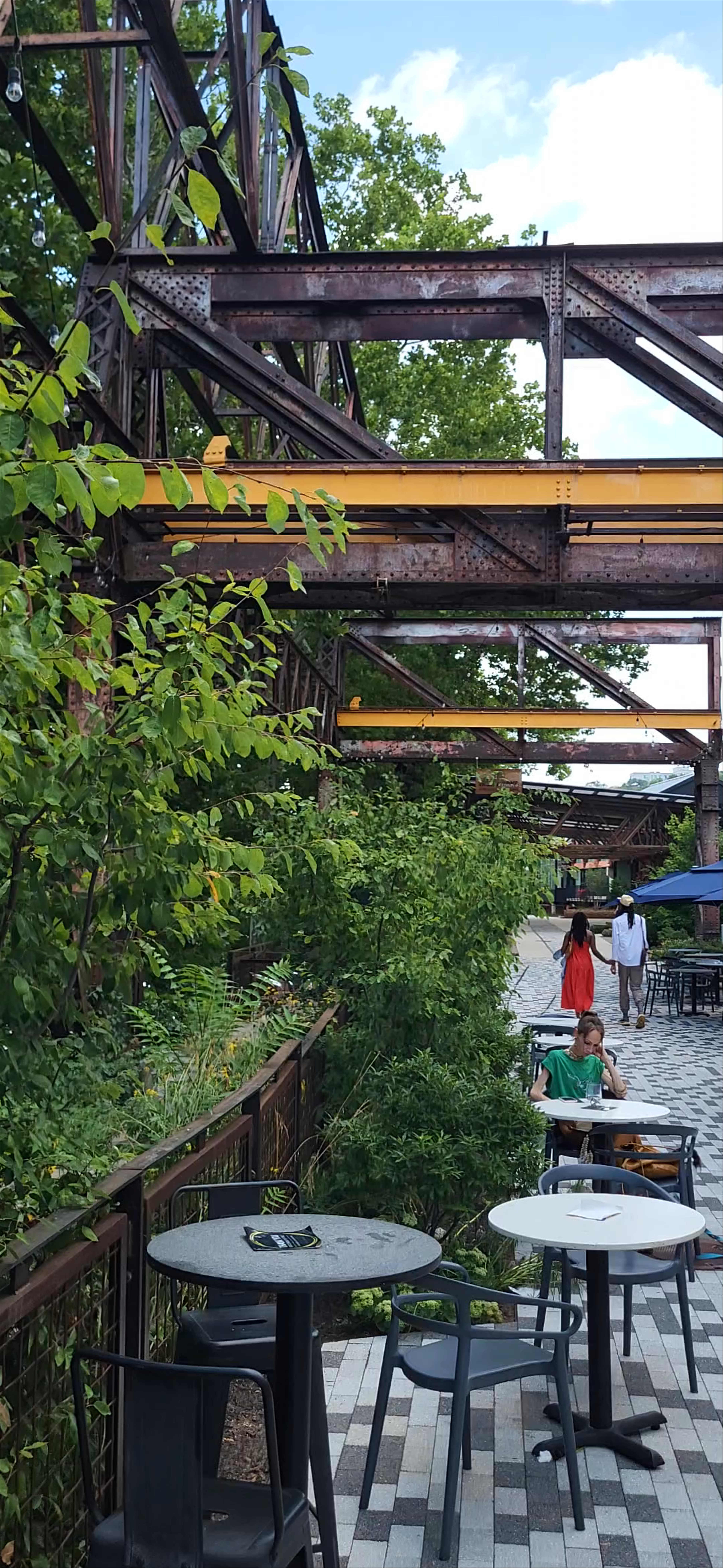 The Landing Kitchen Patio: Urban Oasis Dining in Bala Cynwyd, Pennsylvania