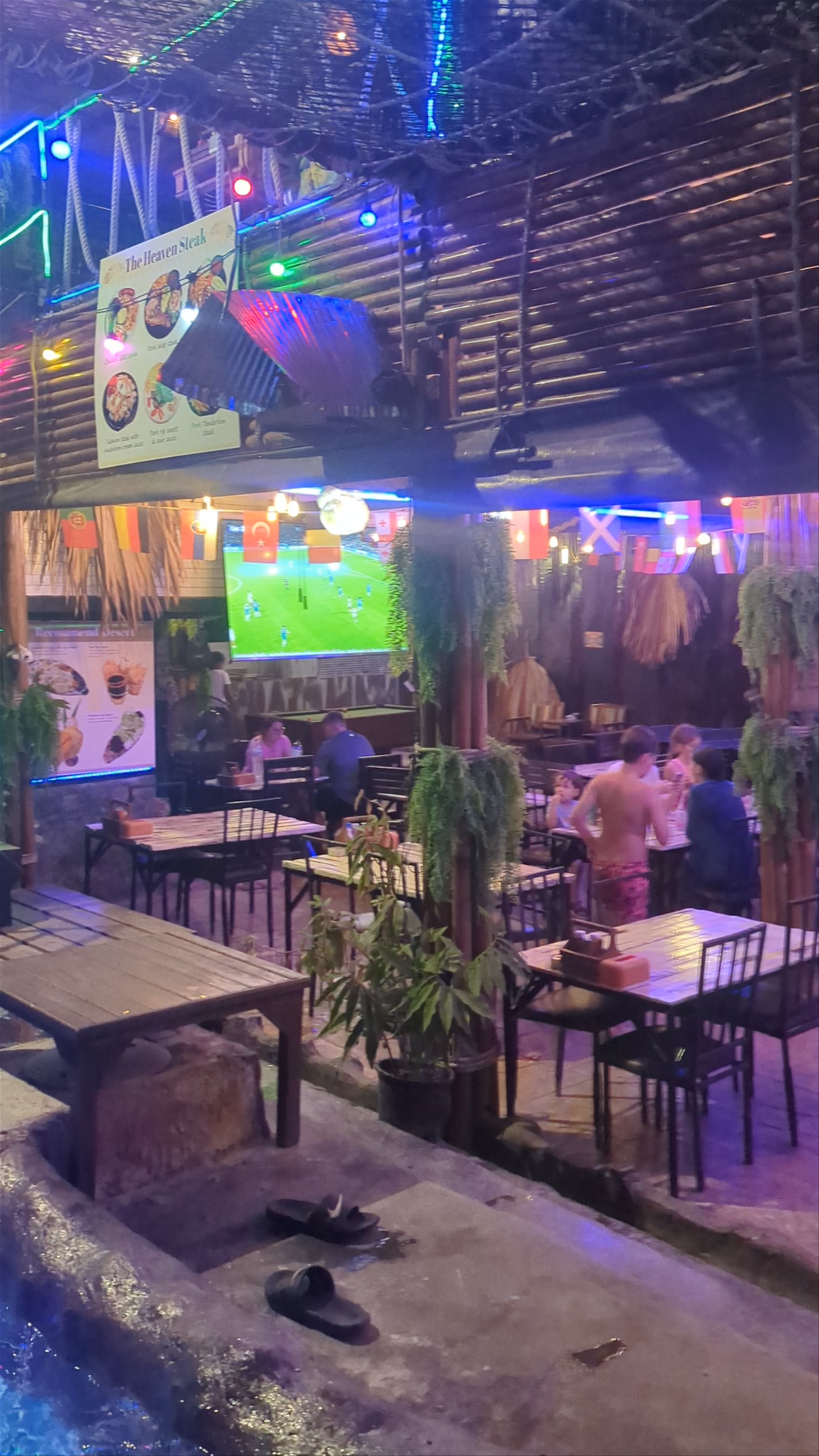 The Heaven Bar & Restaurant: Night Vibes by the Pool on Ko Pha-ngan