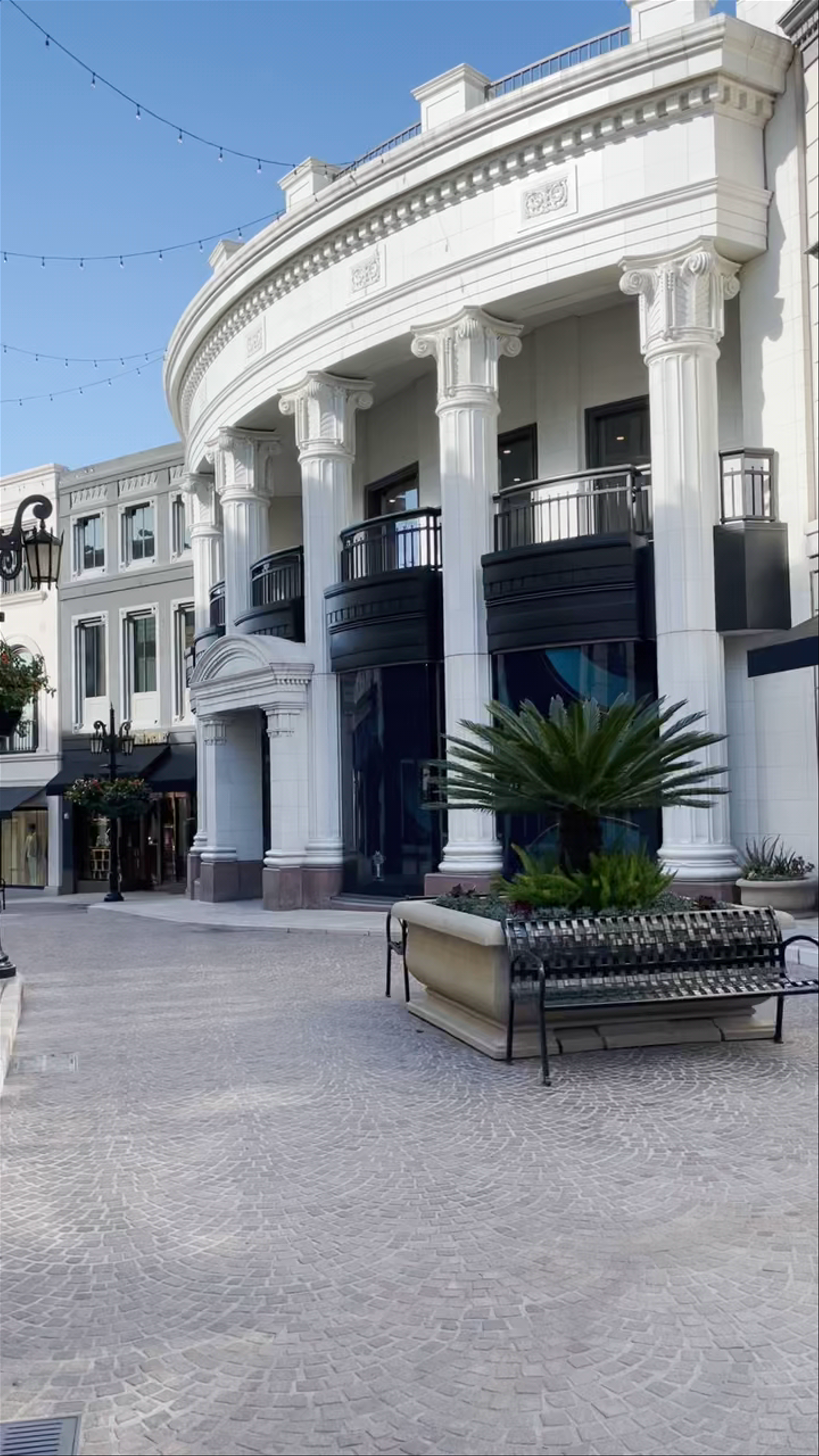 Rodeo Drive: Luxury Shopping and Iconic Architecture in Beverly Hills