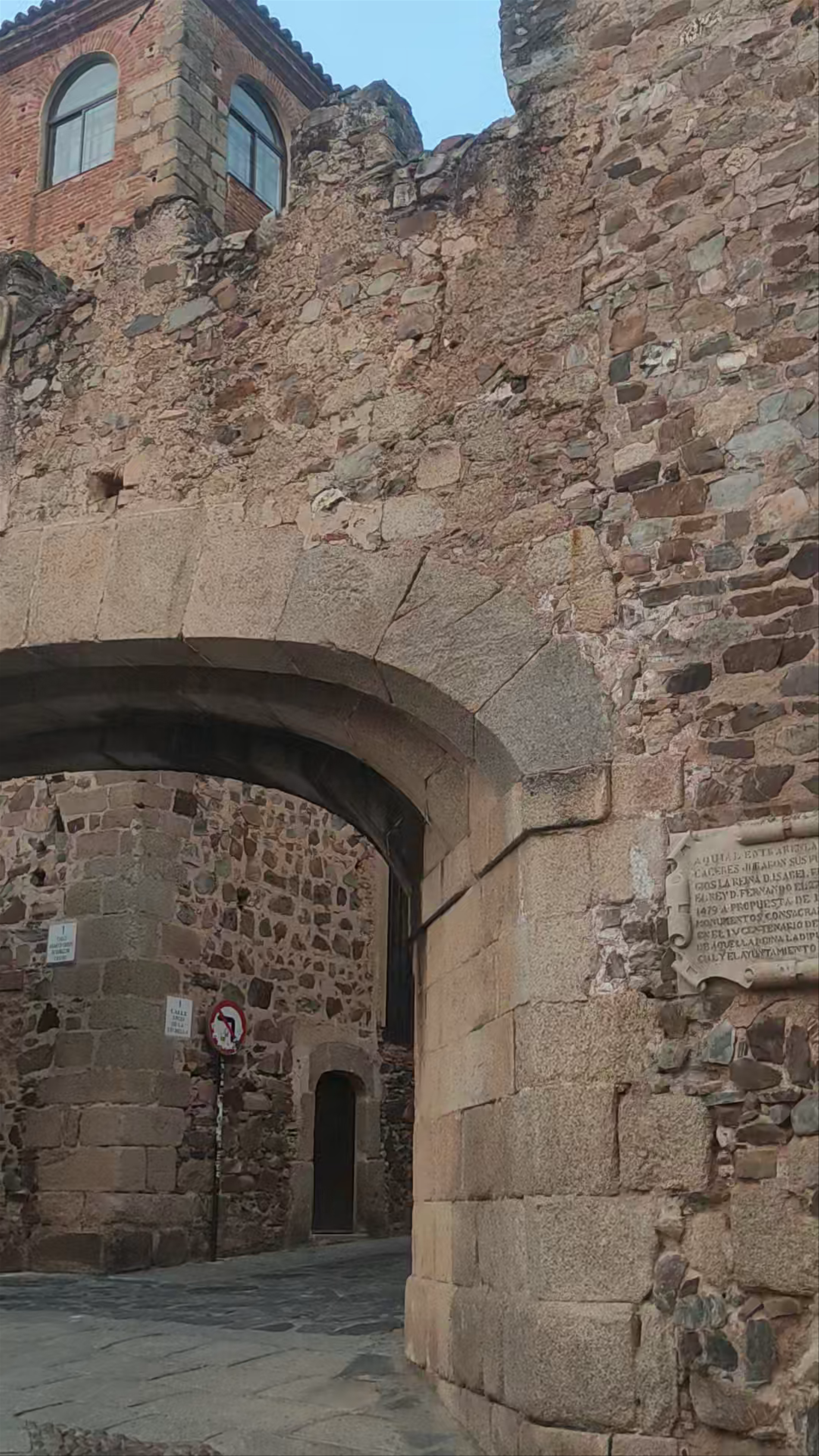 Arco de la Estrella: Historic Gateway in Cáceres, Spain