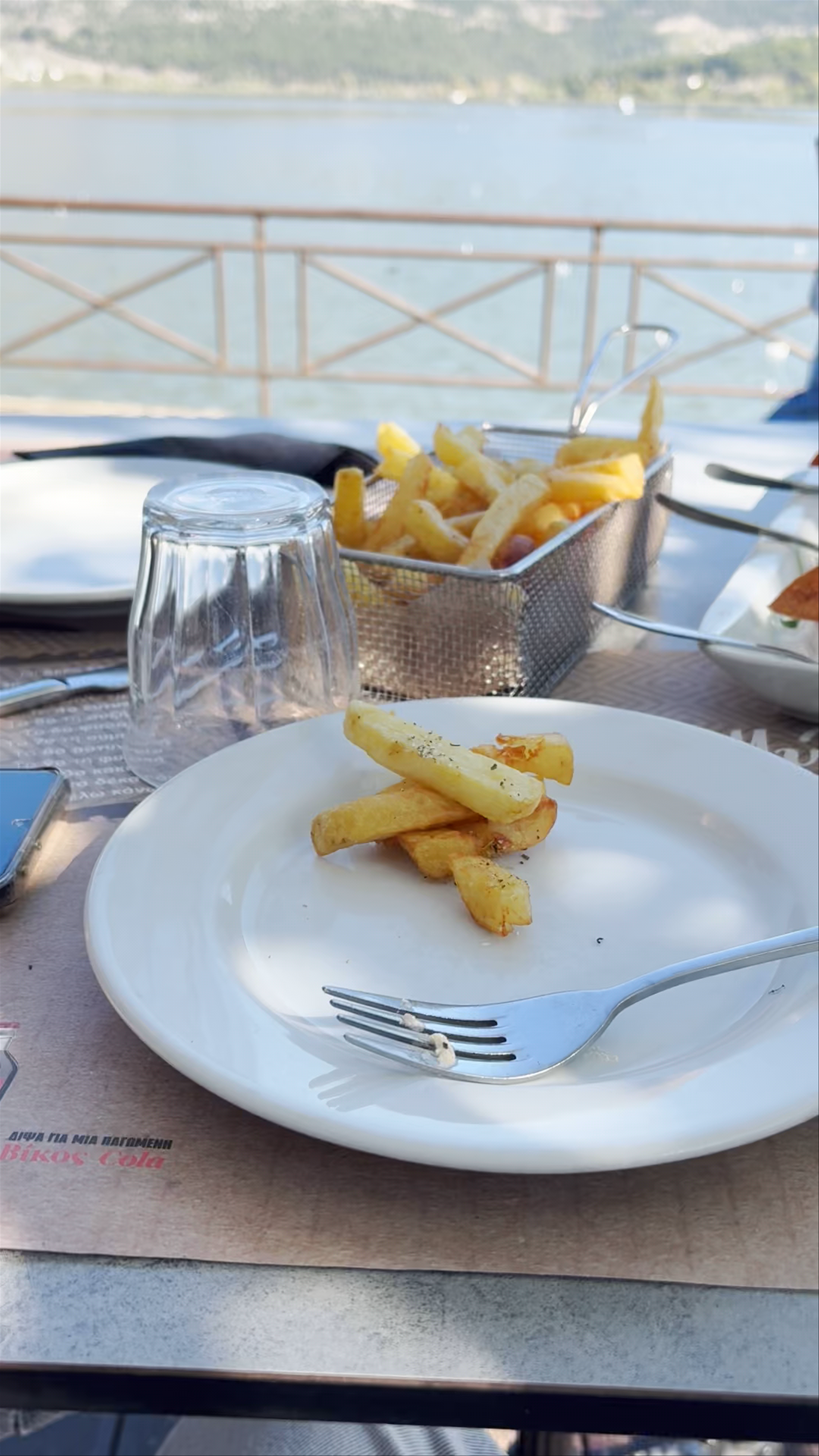 Μυσταγωγία by the lake