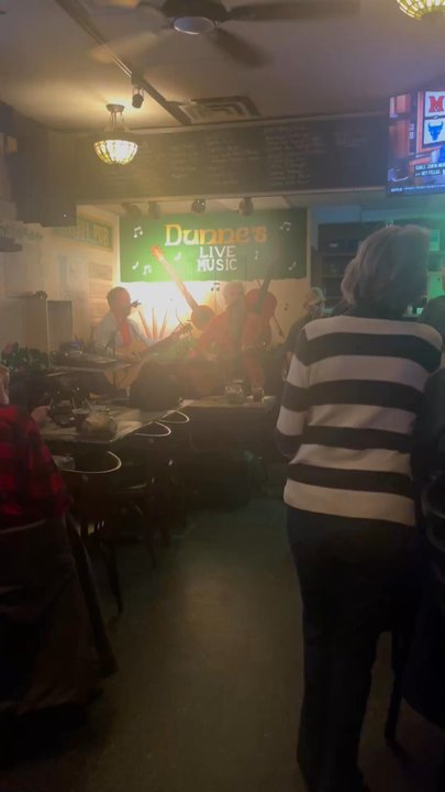Dunne's Pub - Music just finishing up. Worth a nice tip. Patrons sing along for favorites - Irish Pub Near Me - White Plains, New York