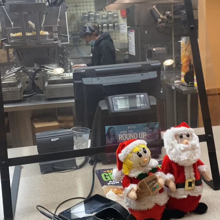 Taco Bell - Ignored by a young guy on his cell before being ignored by this lady. Won't be back. - Fast Food Near Me - Plainview, Texas