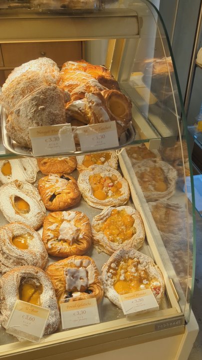 Hübler - Inside display - Cafes Near Me - Vienna, 9