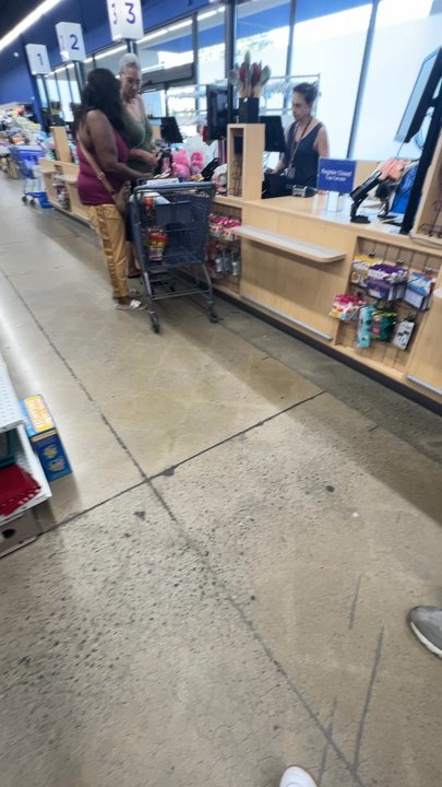 Goodwill Industries Sacramento Valley & Northern Nevada - They only got 1 person at the register and there's a huge line of people here! They really don't care that ppl r wait! - Thrift Stores Near Me - Roseville, California