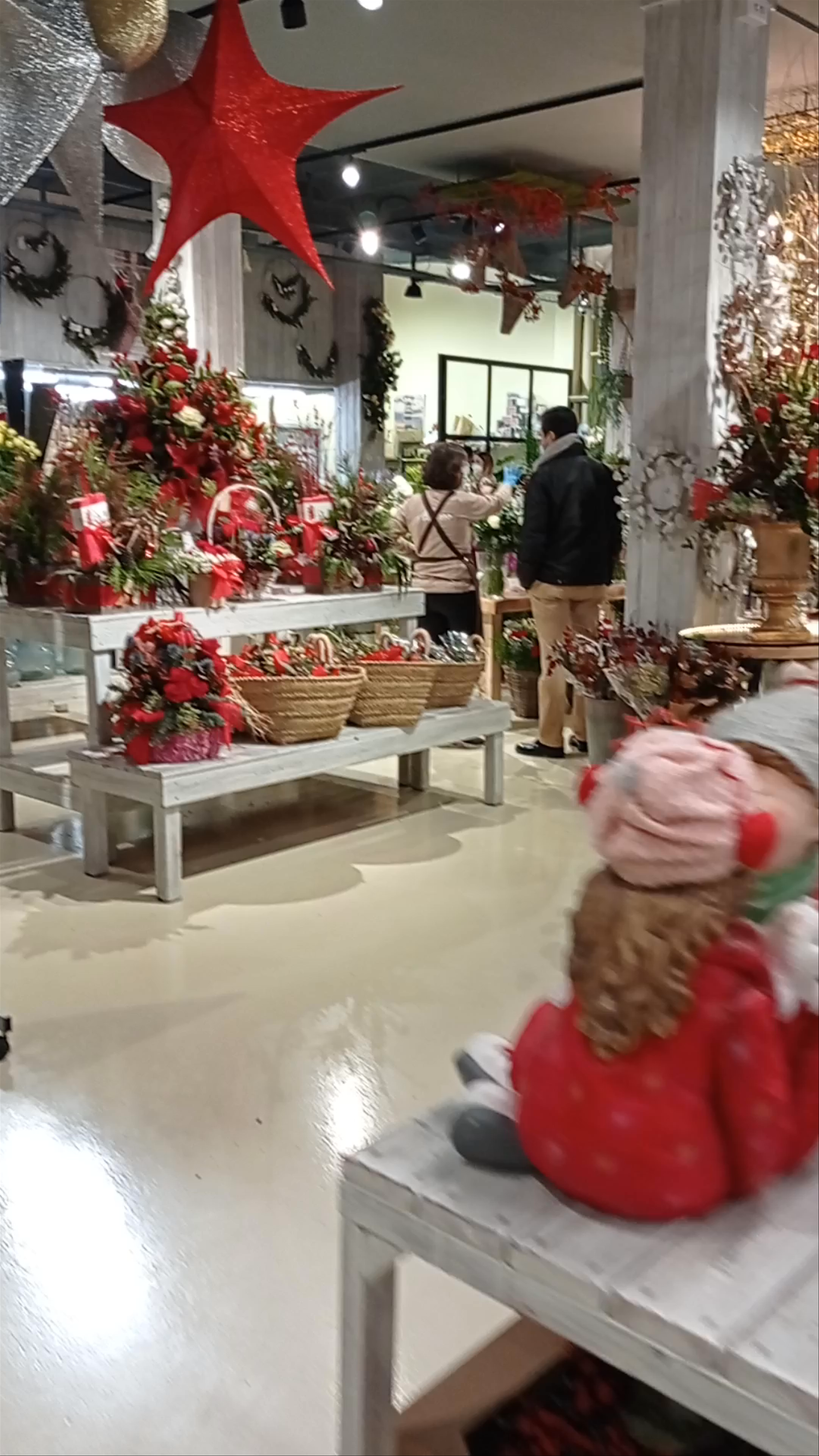 Floristeries Navarro: Festive Floral Wonderland in Barcelona