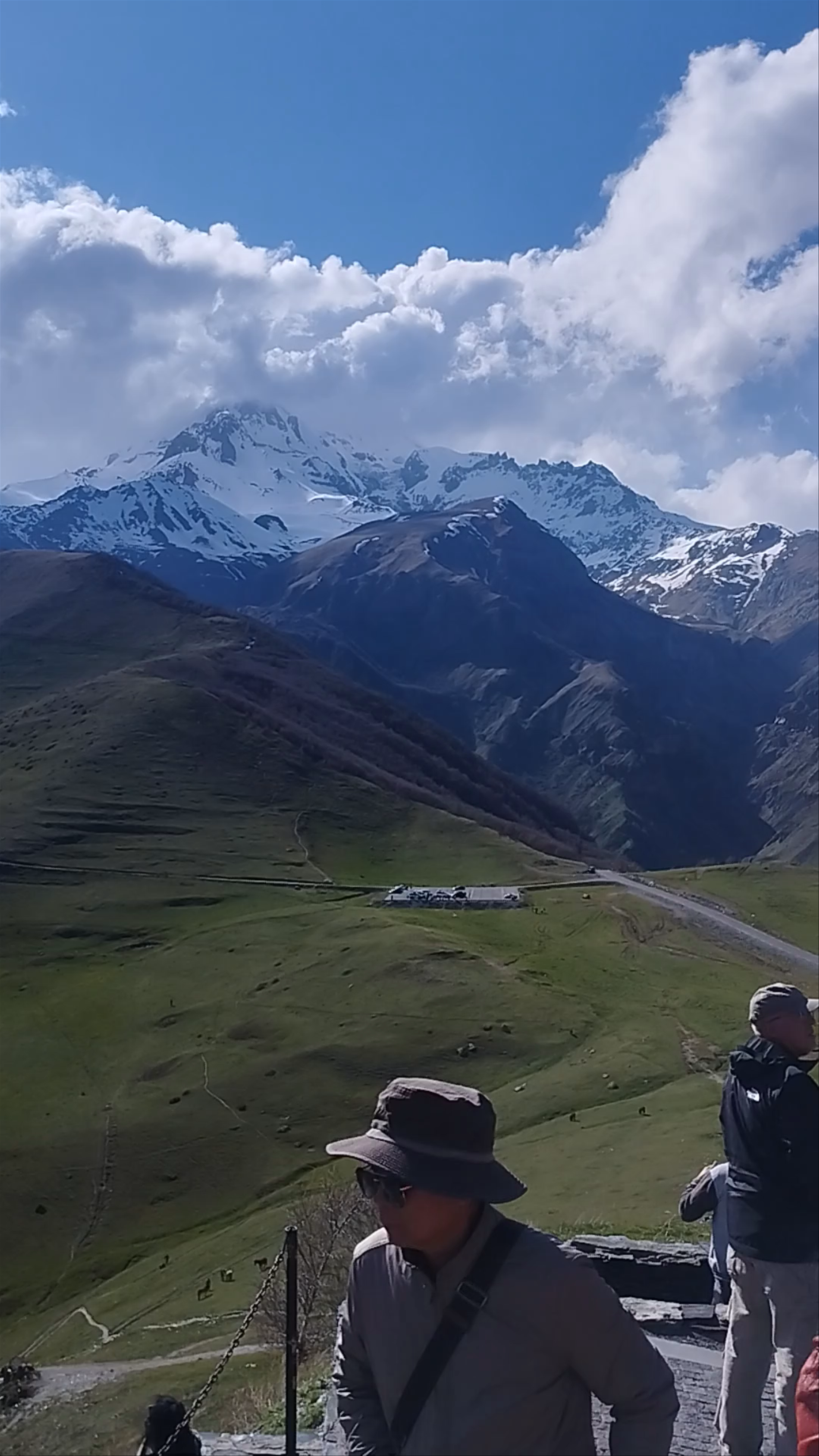 Iglesia de la Trinidad de Guergueti: Mountain Majesty in Oni, Georgia