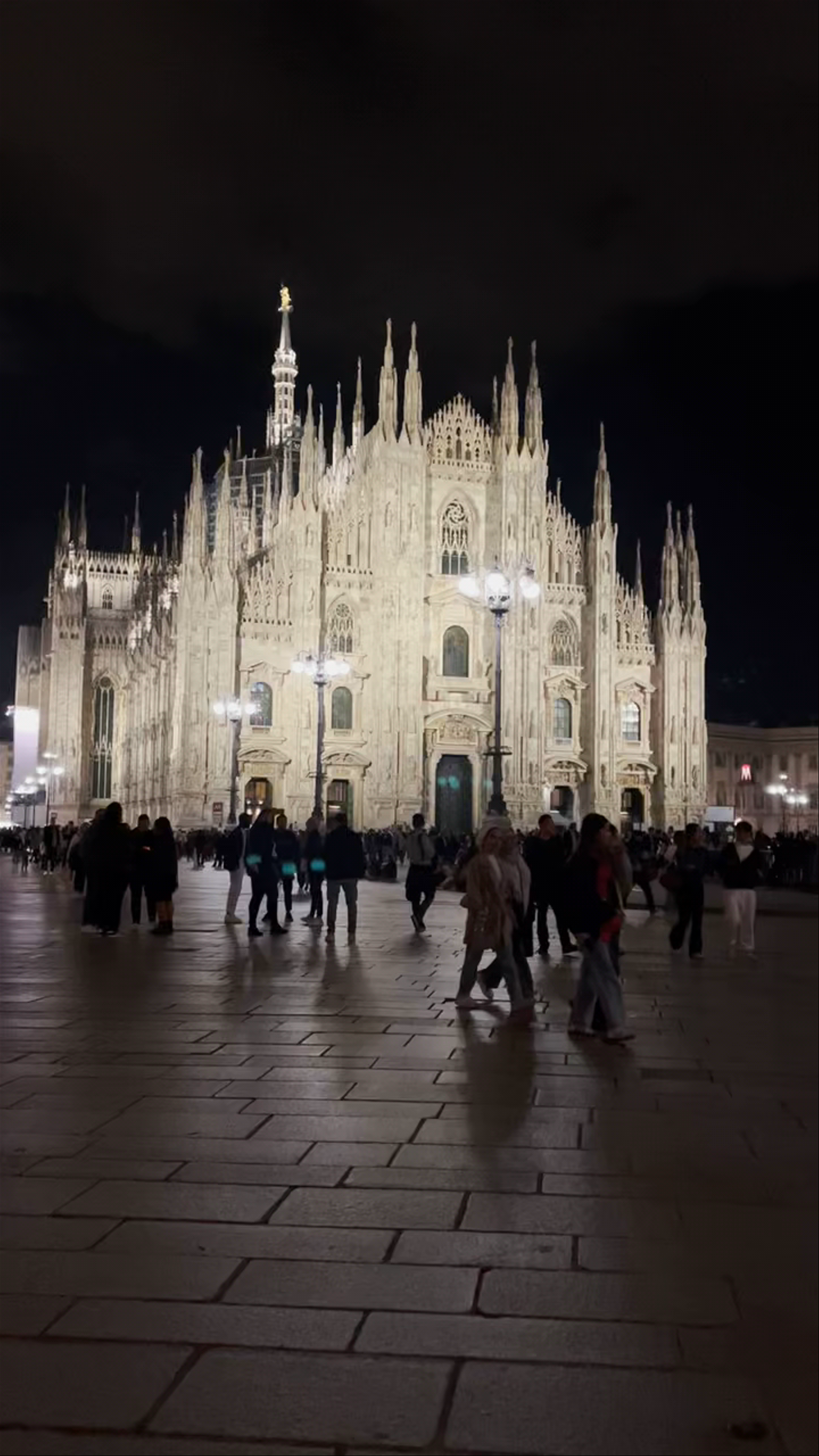 Duomo di Milano Illuminated at Night: A Gothic Masterpiece in the Heart of Milan
