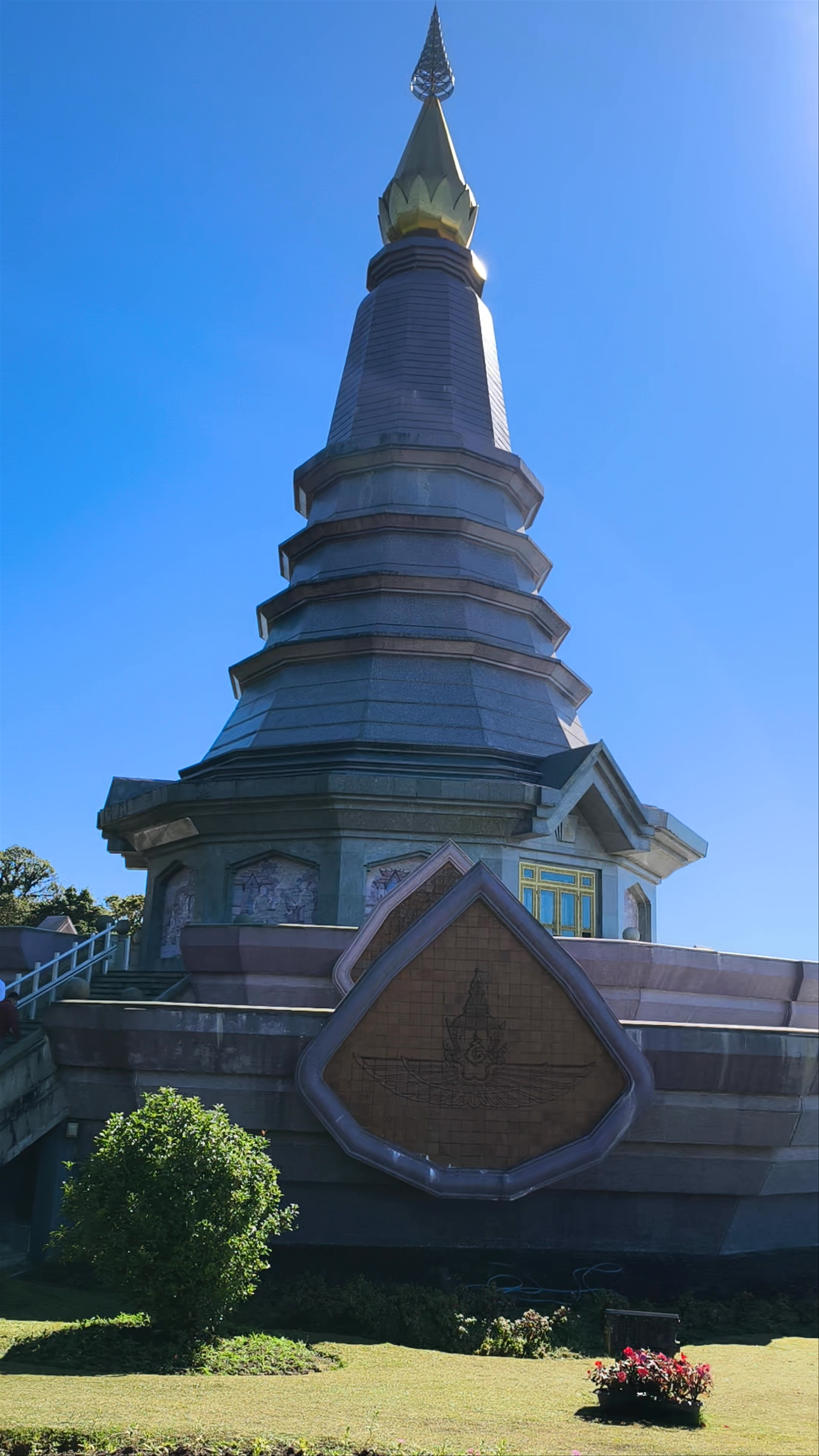 Pagoda Noppamethanedon & Pagoda Nopphonphusiri: The Royal Pagodas of Mount Inthanon Summit