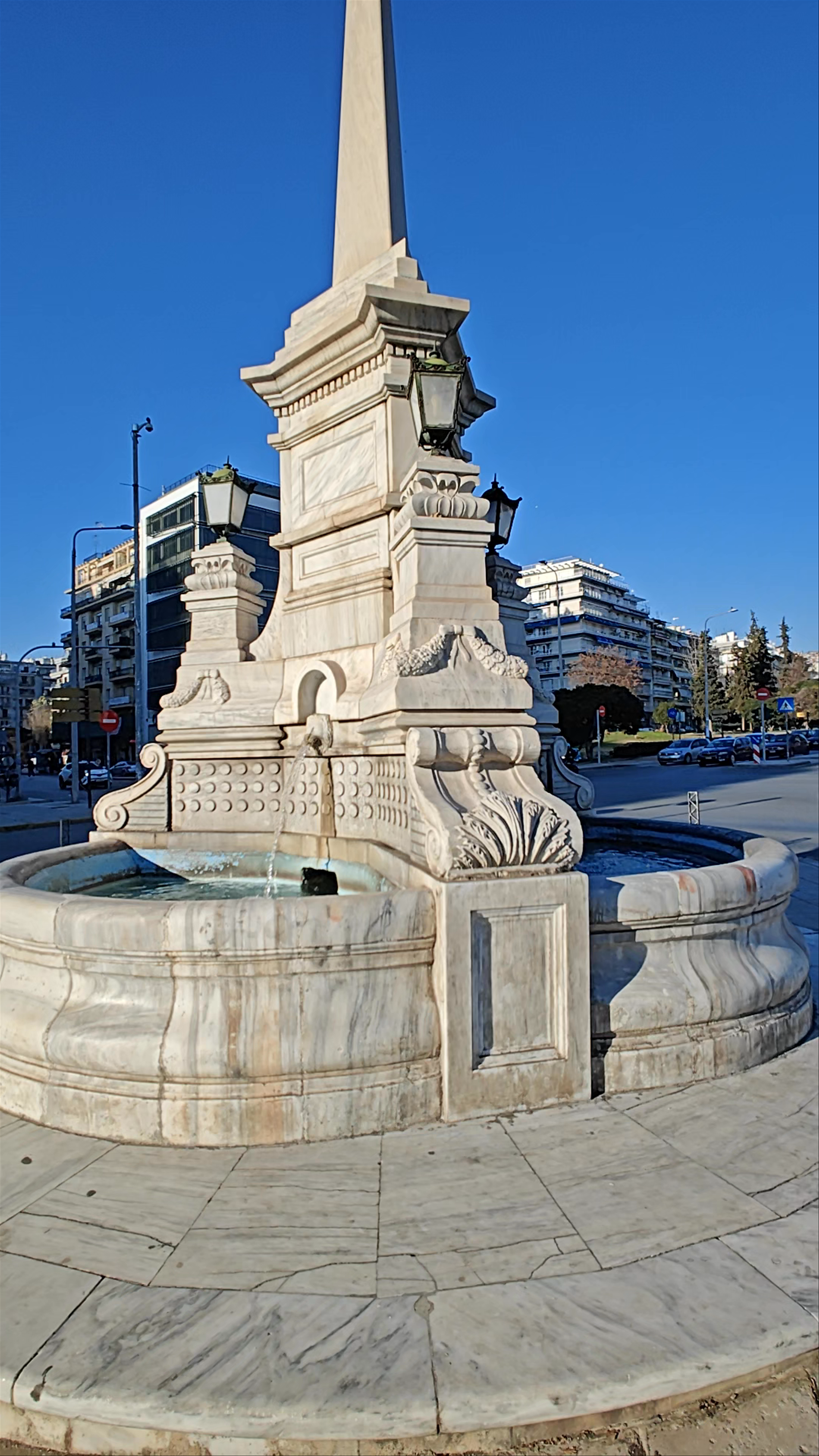 Sintrivani Square Fountain: A Sunlit Classic in Thessaloniki