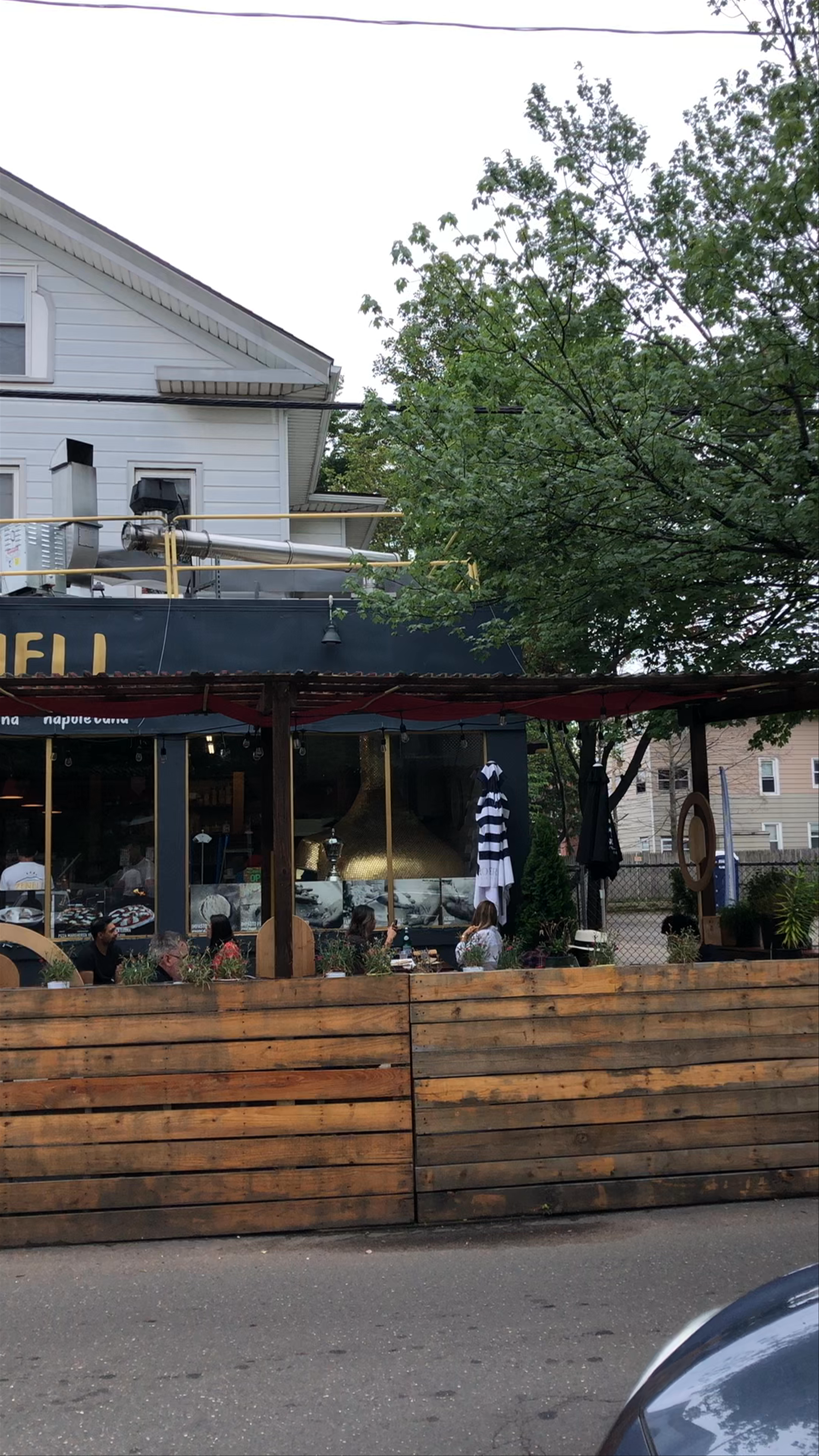 Zeneli Pizzeria: Cozy Outdoor Dining in New Haven