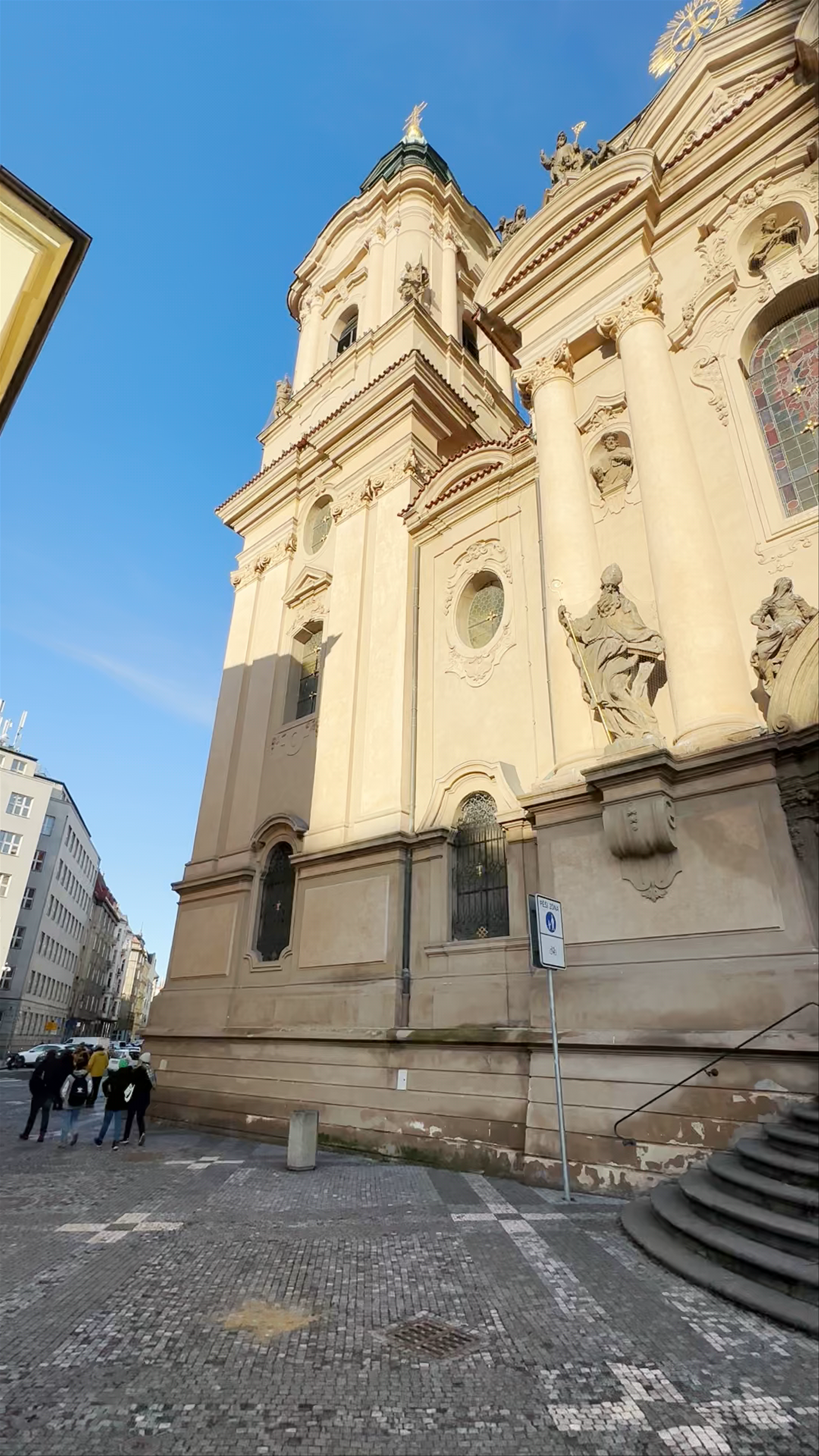 Iglesia de San Nicolás: Baroque Majesty in Prague Old Town