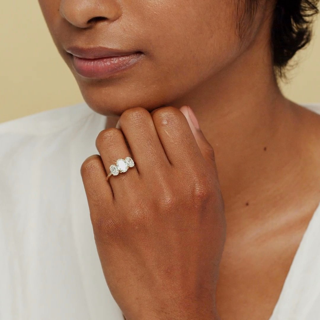 The Three Stone | Oval | 18k | Yellow Gold | bandAccent: Plain | sideStoneCarat: 0.50ct | sideStoneShape: Oval | diamondOrientation: vertical | caratWeight: other