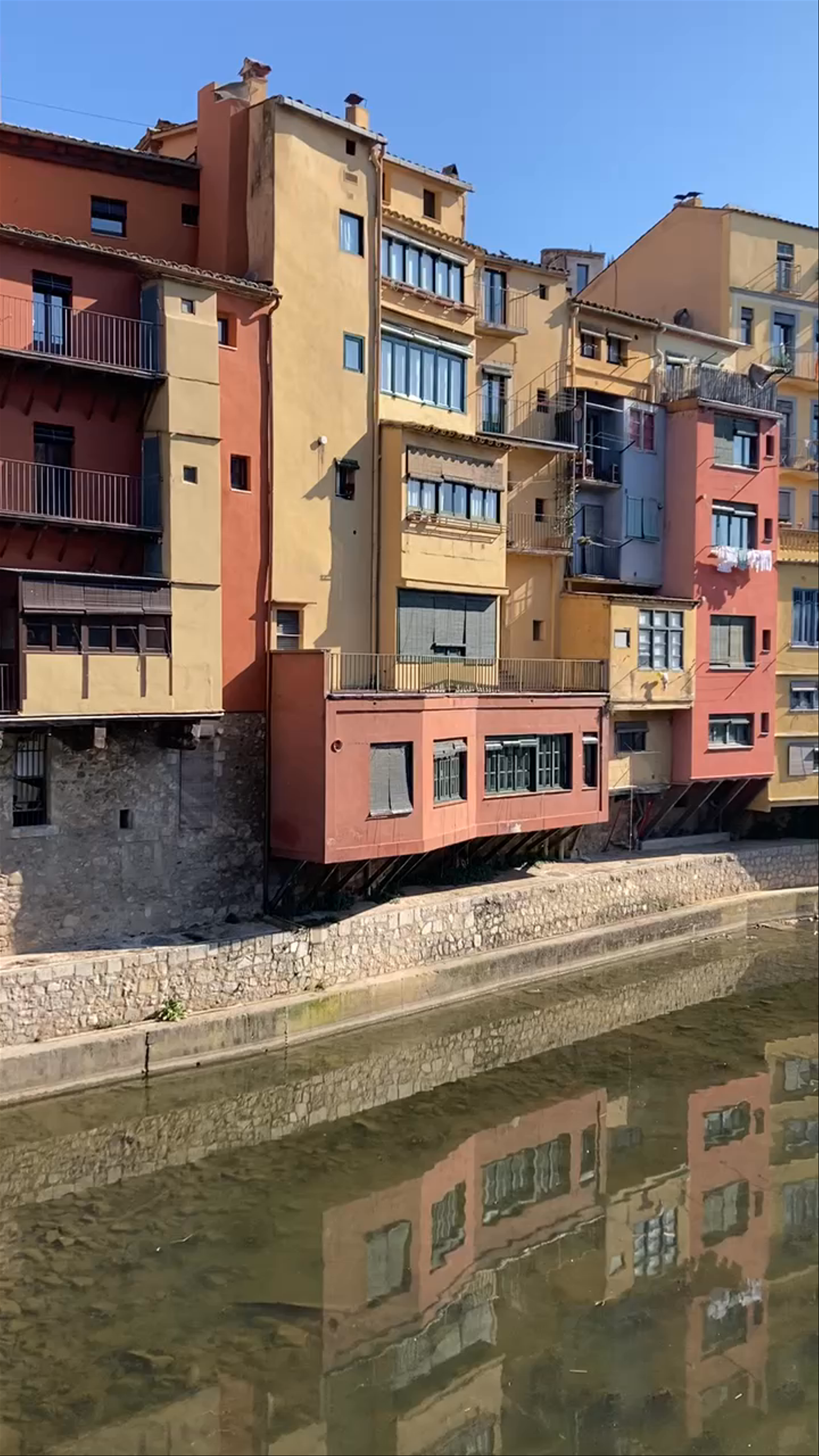 Puente de las Pescaderías Viejas – Colorful Riverside Charm in Girona