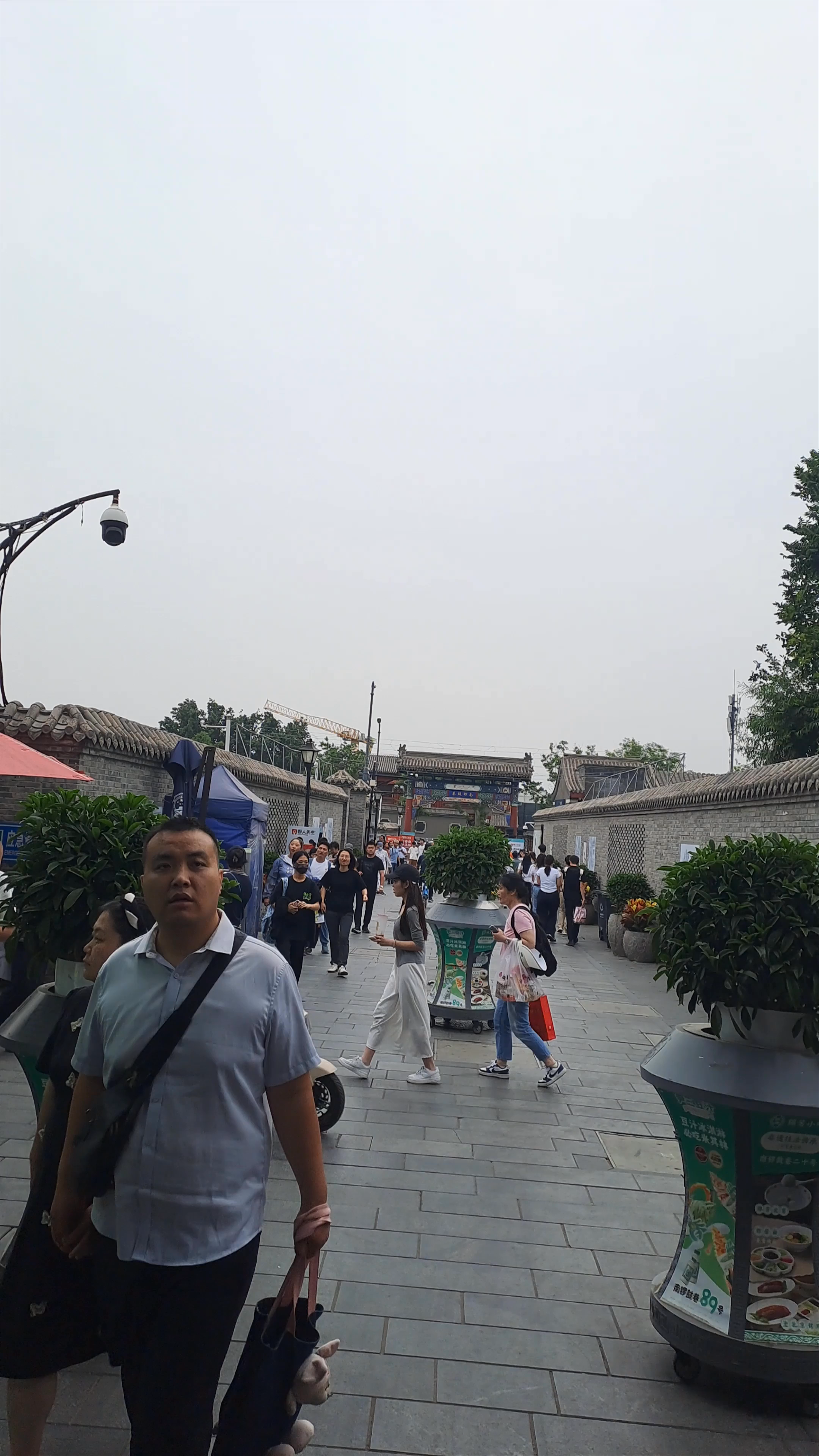 Mingyi Tea Shop and South Luogu Lane: A Bustling Urban Stroll in Beijing