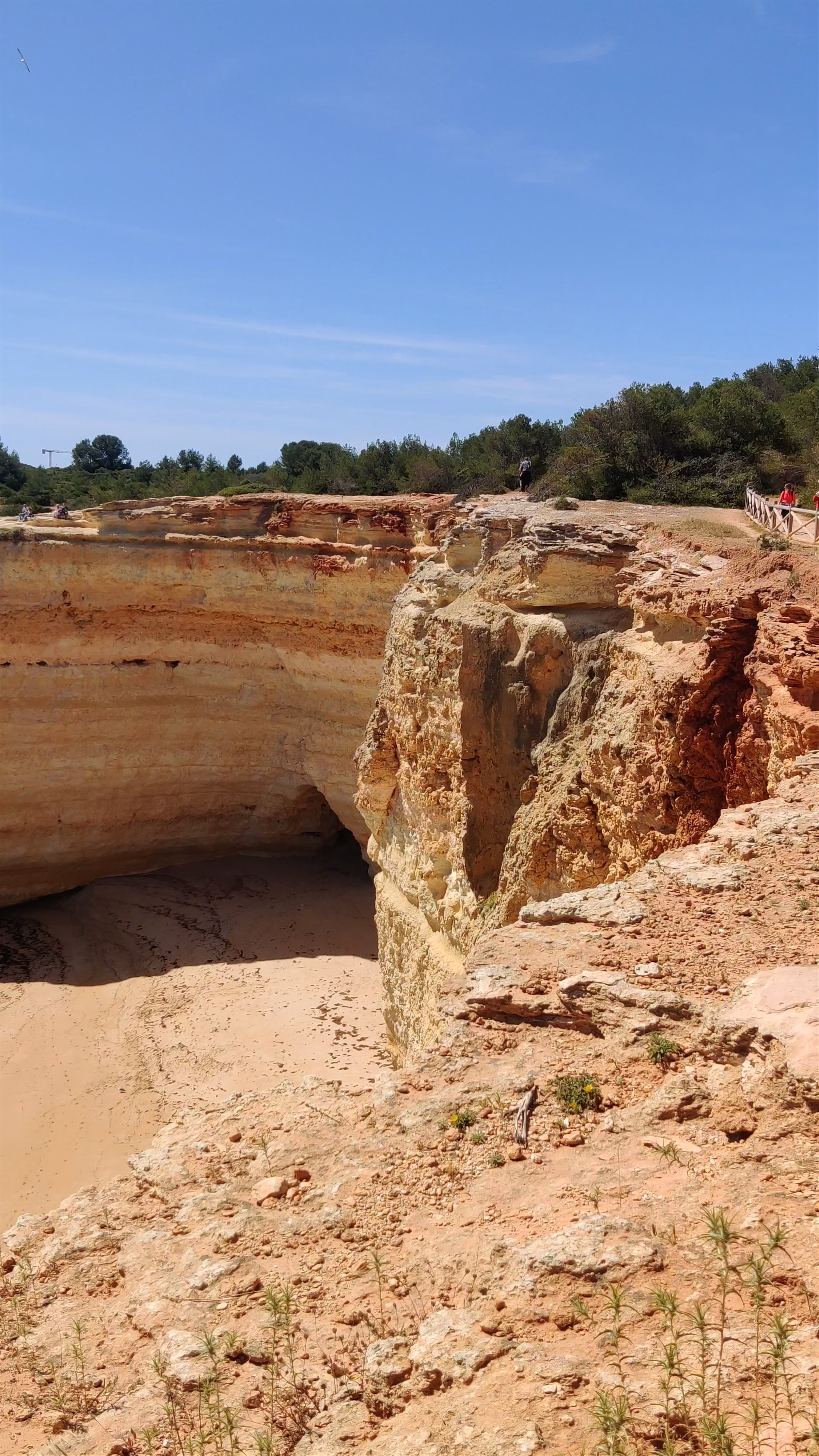 Praia da Corredoura: Stunning Cliffs and Hidden Beaches in Lagoa, Portugal
