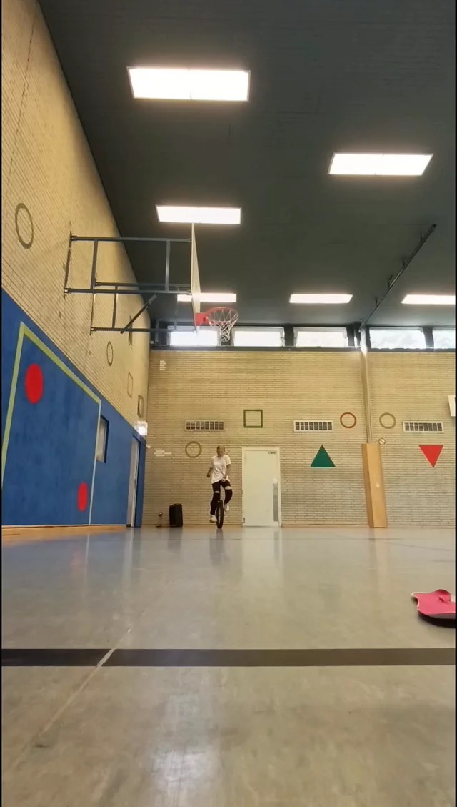 riu submission: Schultz walk x2 - leg wrap - backroll