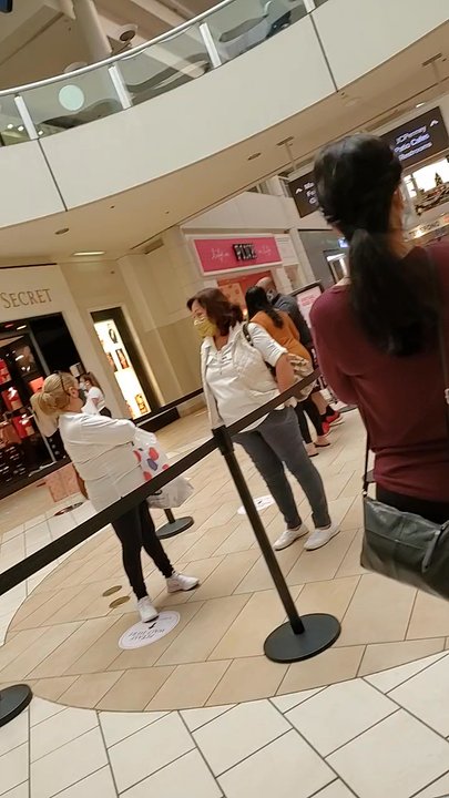 Victoria's Secret & PINK - Long line to get in - Lingerie Near Me - Montebello, California