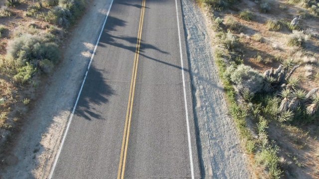 El camino a través del desierto en California