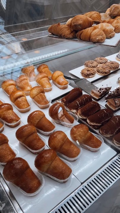 Ke' Kafè - Display case - Cafes Near Me - Naples, NA