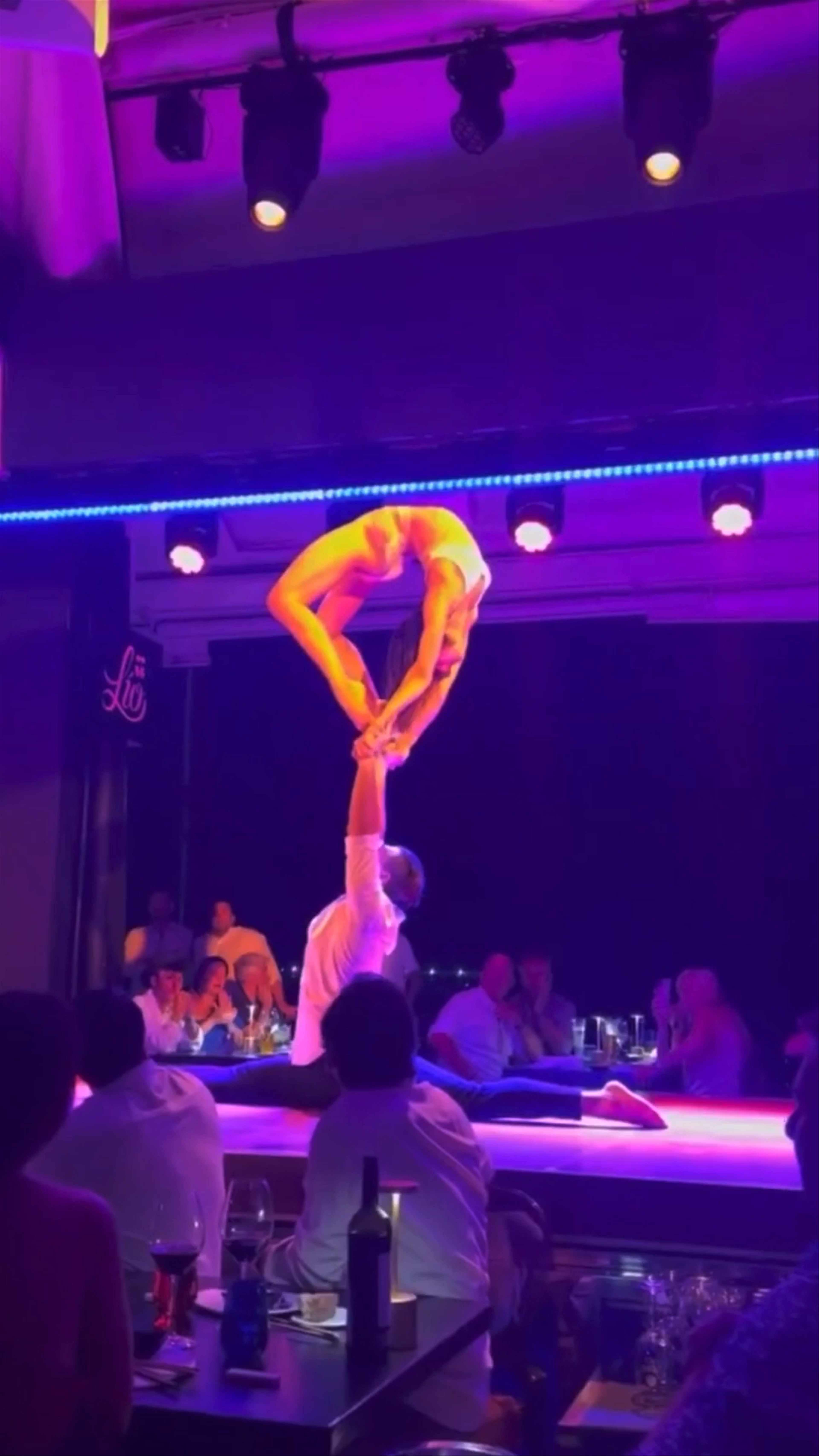 Lío Ibiza: Mesmerizing Acrobatic Show in Eivissa