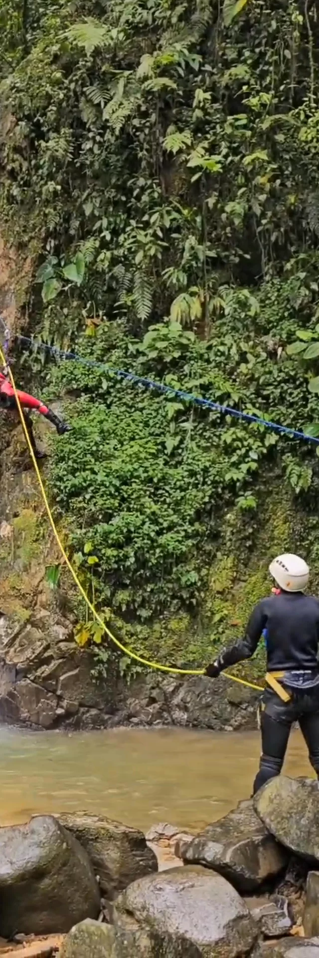 ACTIVIDAD DE CANYONING CON LA EMPRESA COFFEEANDCANYONING 