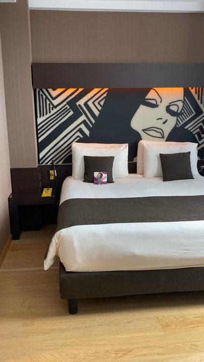Crowne Plaza - Our room - Hotels Near Me - Milan, Michigan