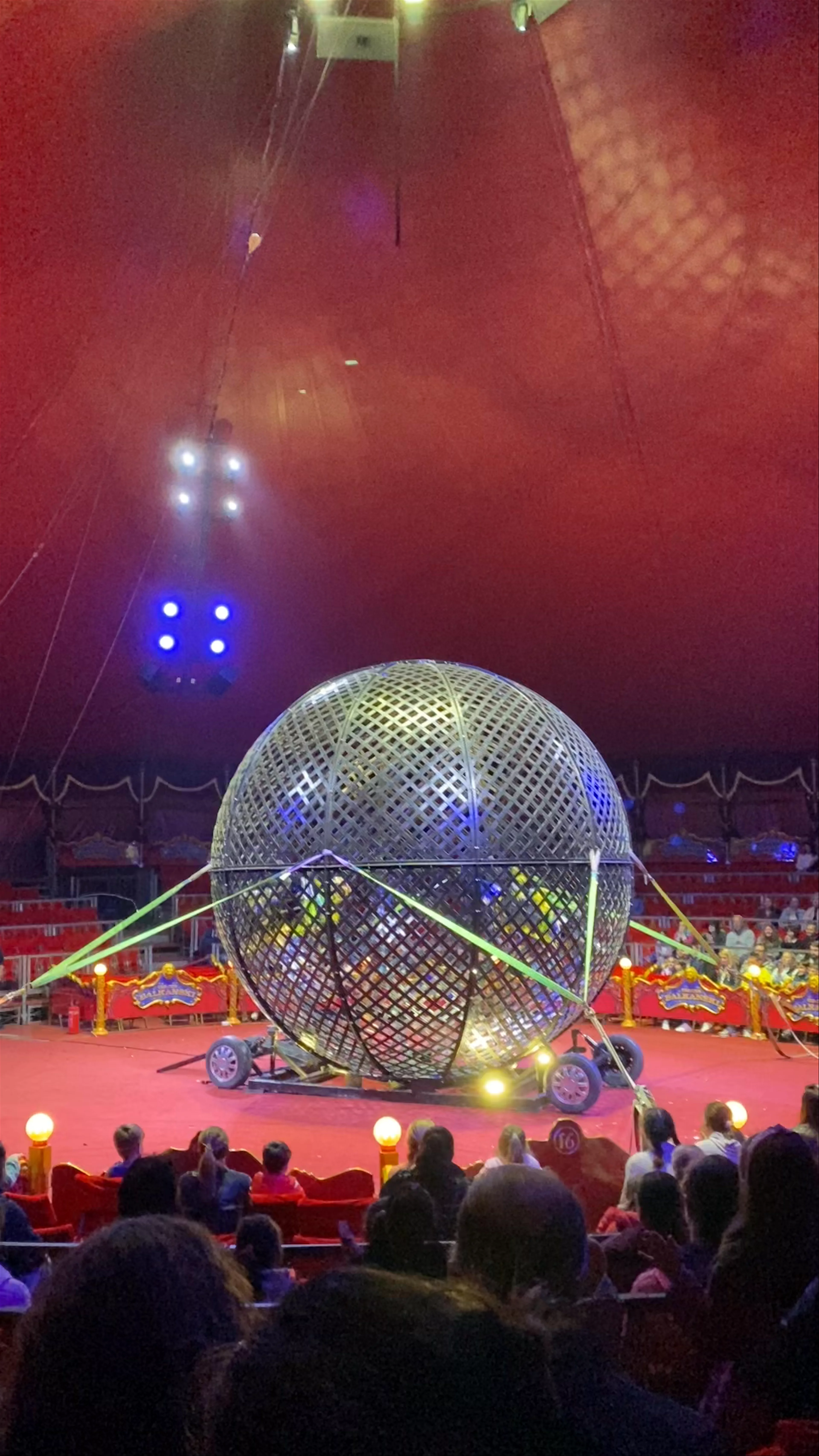 Balkan Circus, ulitsa "Parteniy Nishavski"