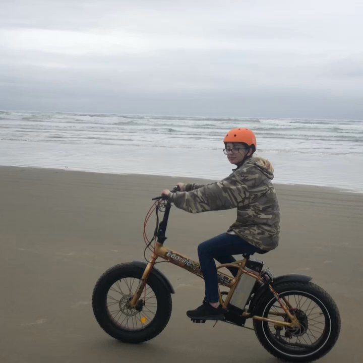 EZ e-bikes - Fun at Nue Beach - Bike Rentals Near Me - Newport, Oregon