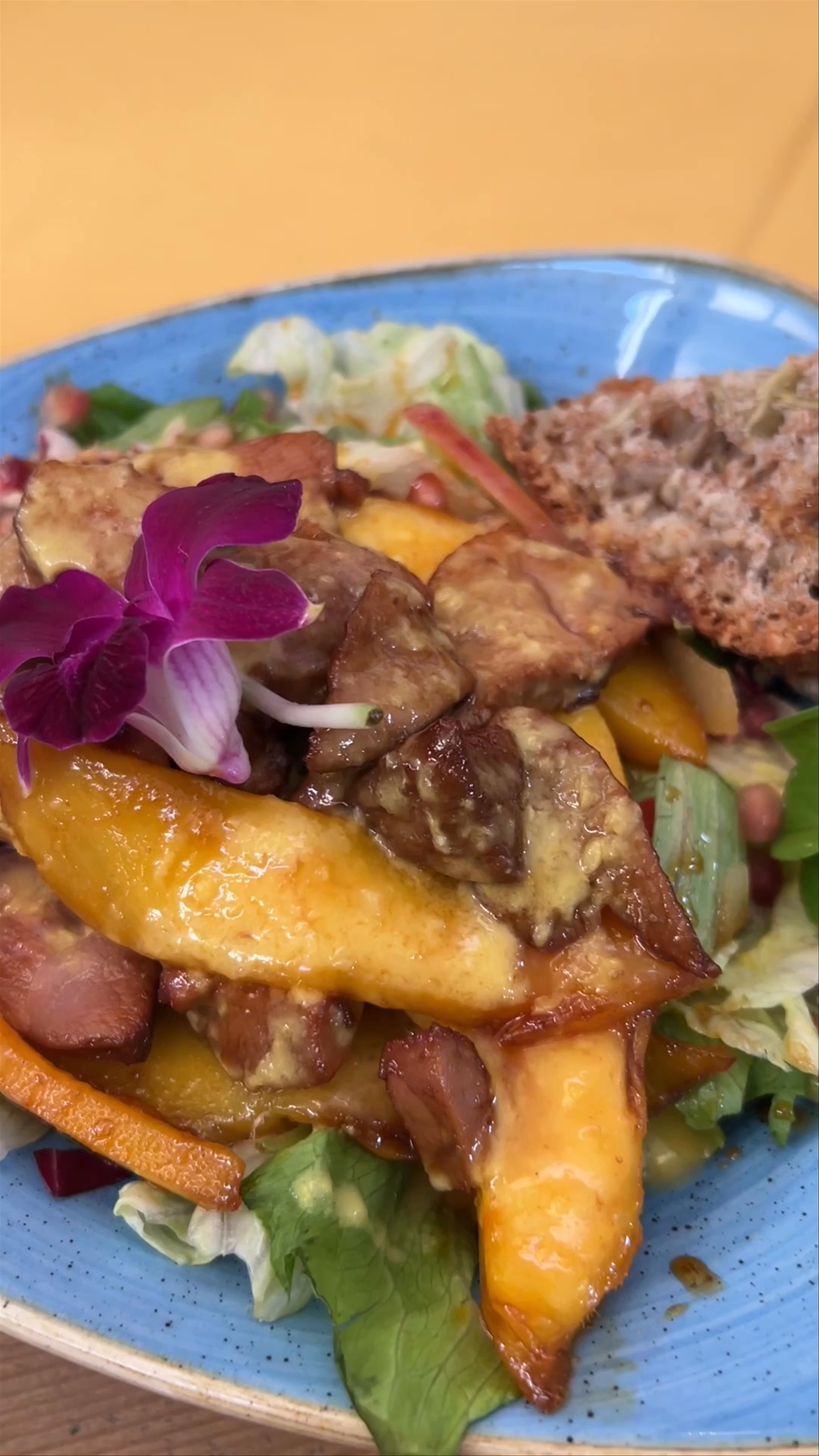 Summer Flavors of Łódź: Fresh, Vibrant Salad with Edible Flowers