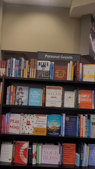 Barnes & Noble - They're singing Christmas carols - Bookstores Near Me - Canton, Connecticut