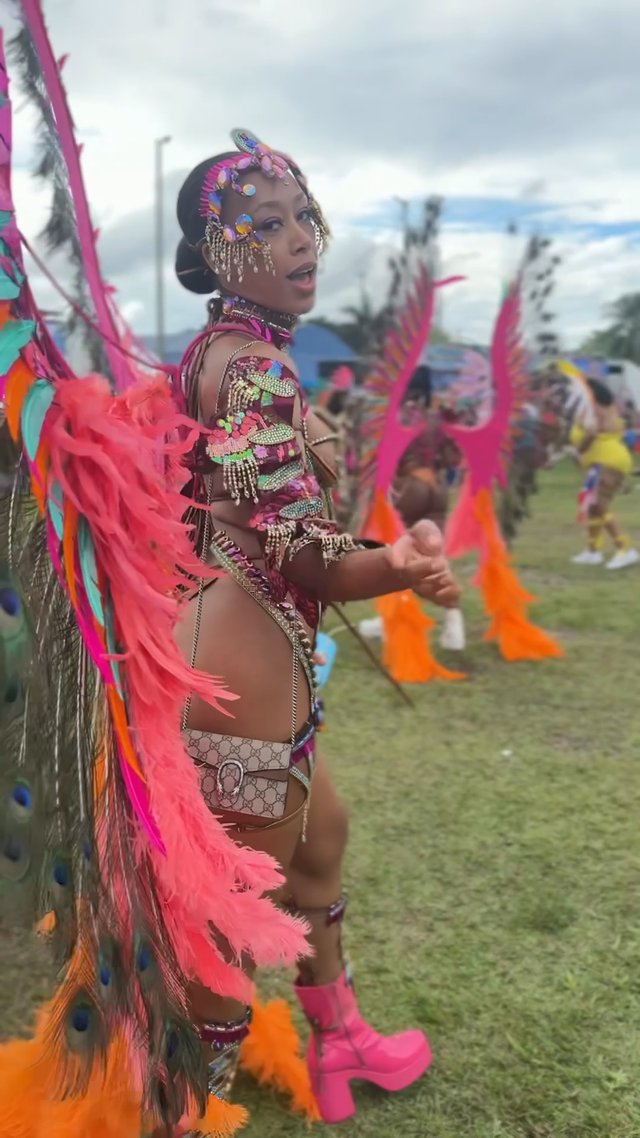 KISS THE CAMERA.....