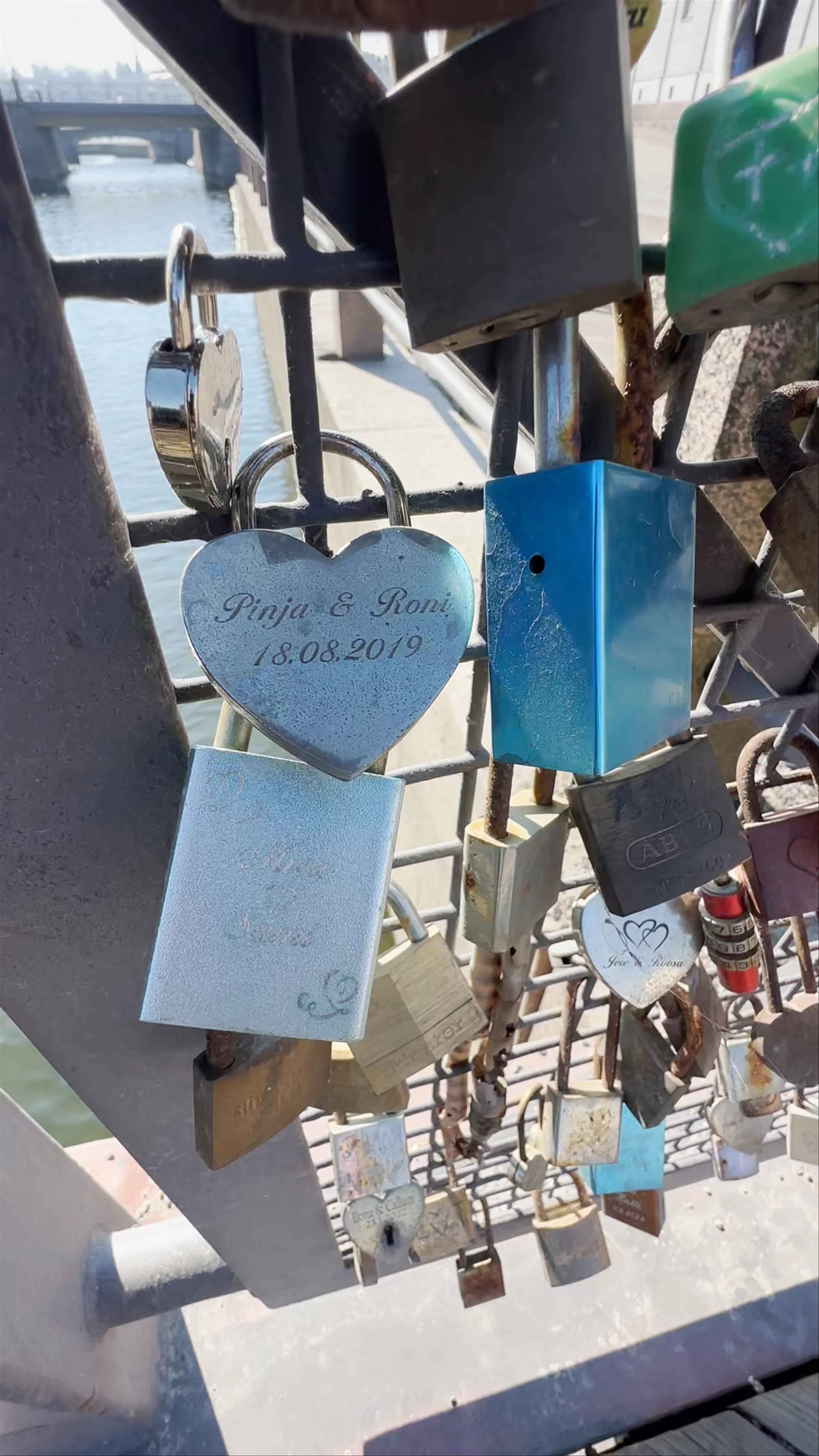 Love Bridge, Kanavaranta